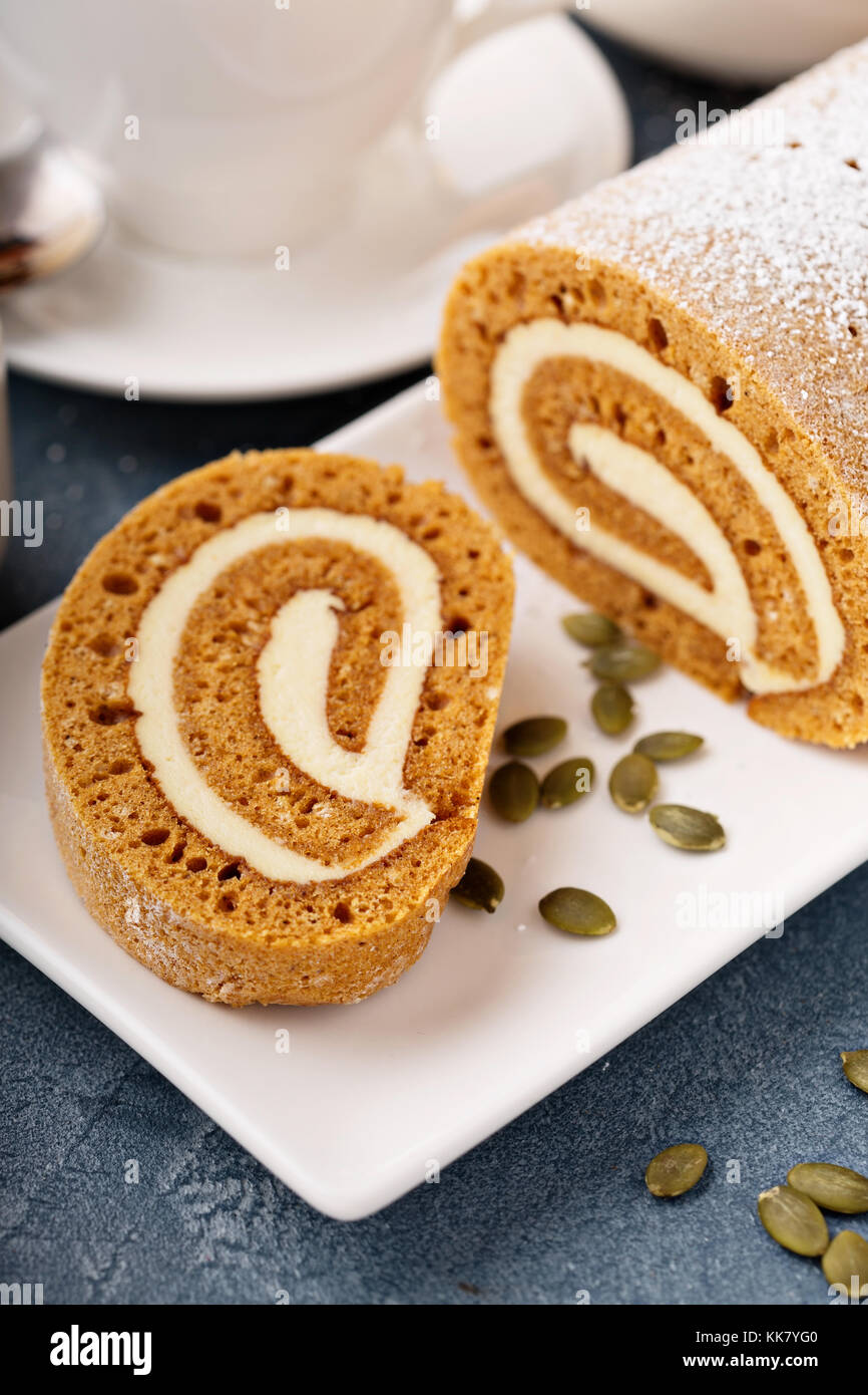 Pumpkin roll mit Cream Cheese frosting Stockfoto