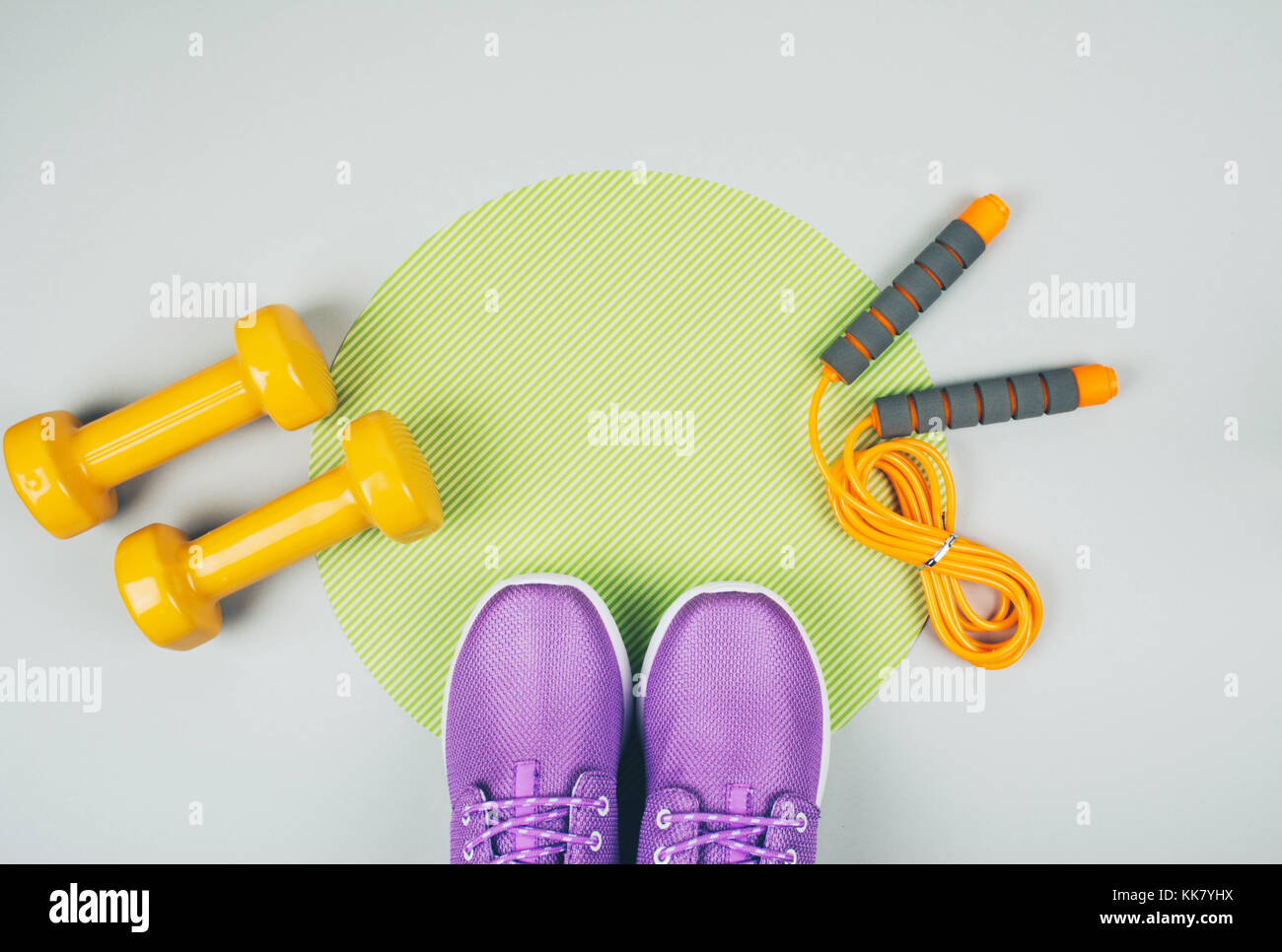 Kreative Flach der Sport- und Fitnessgeräte Stockfoto