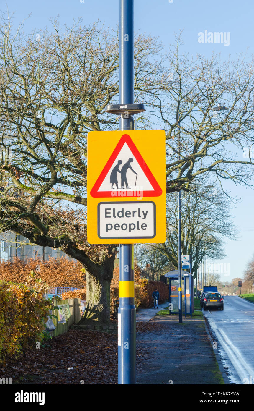 Anmelden Warnung der älteren Menschen, die über die Straße Stockfoto