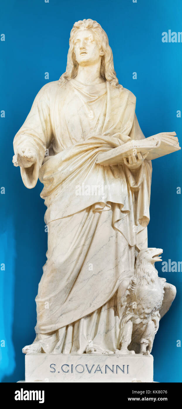 LONDON, GROSSBRITANNIEN - 17. SEPTEMBER 2017: Die geschnitzte Statue des heiligen Johannes des Evangelisten in der St. Peter Italienische Kirche von Ende des 19. Jahrhunderts. Stockfoto