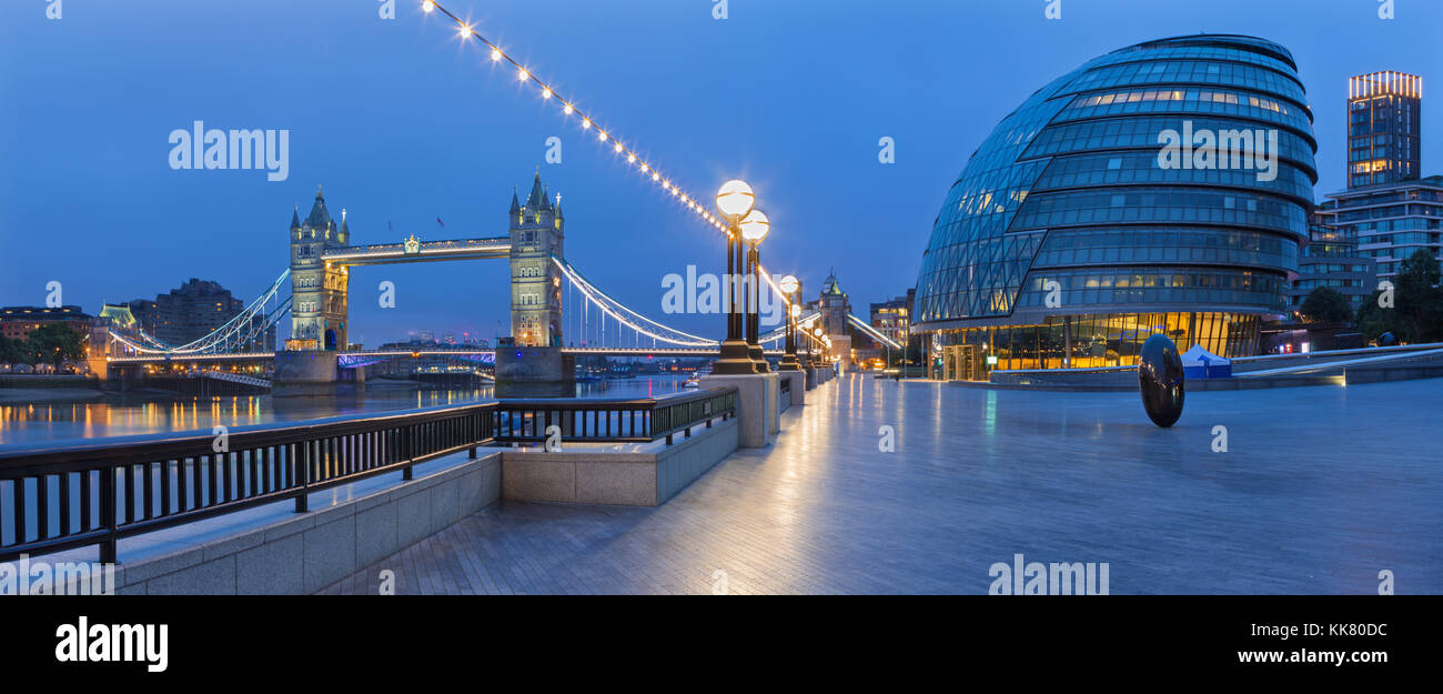 London, Großbritannien - 19 September, 2017 - Das Panorama der Tower Bridge, Promenade mit dem modernen Rathaus Gebäude in der Dämmerung. Stockfoto