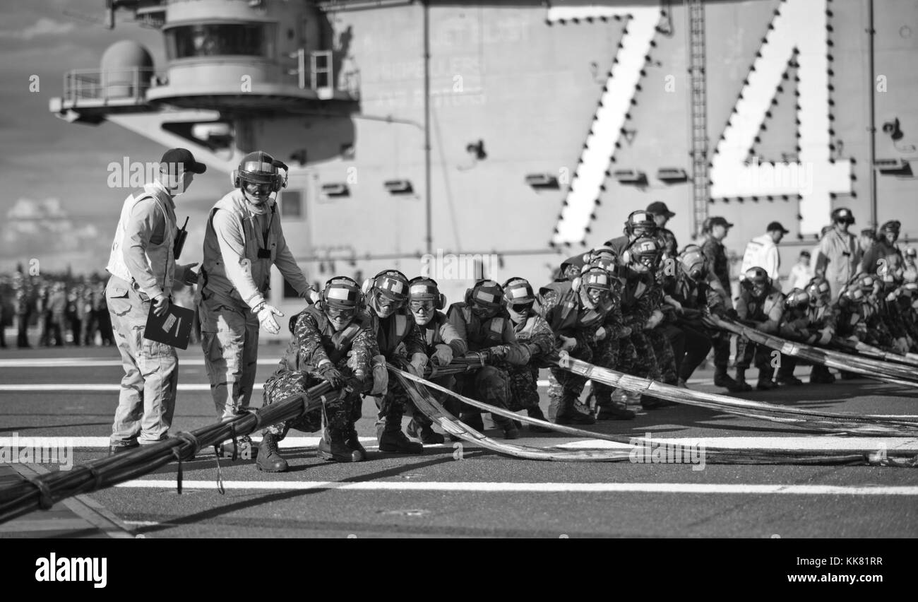 Segler rig die Barrikade während Flight Deck Brandbekämpfung Bohrer auf dem Flugdeck der Nimitz-Klasse Flugzeugträger USS John C Stennis CVN 74, Bremerton, Washington, 2012. Bild mit freundlicher Genehmigung von Massenkommunikation Specialist 3. Klasse wird Tyndall/US Navy. Stockfoto