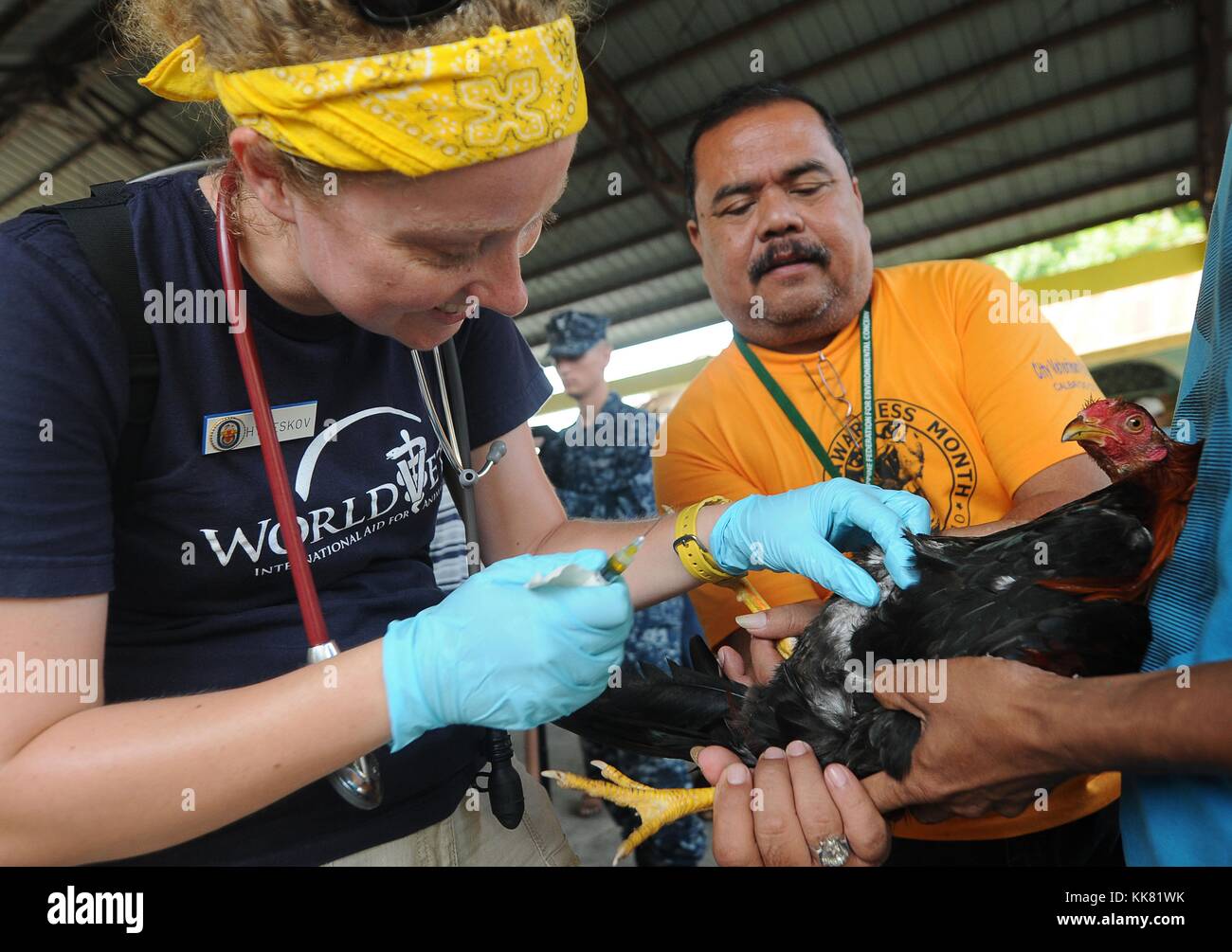 Welt freiwillige Tierärzte Tierarzt Helle Hydeskov, Links, bereitet die Antibiotika in ein Hahn während eine Pazifische Partnerschaft 2012 tierärztliche civic Aktion, Malaga, Philippinen, 2012 zu injizieren. Bild mit freundlicher Genehmigung von Massenkommunikation Specialist 3. Klasse Laurie Dexter/US Navy. Stockfoto