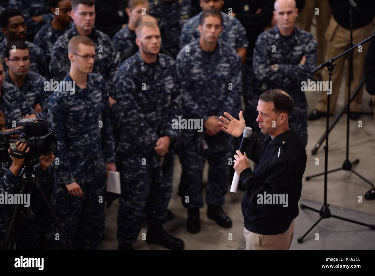 Leiter der Marineoperationen CNO Admiral John Richardson bietet Erläuterungen während alles - die Hände am Naval Support Activity Neapel, Italien. Bild mit freundlicher Genehmigung von Massenkommunikation Specialist 1. Klasse Theron J. Godbold/US Navy, 2015. Stockfoto