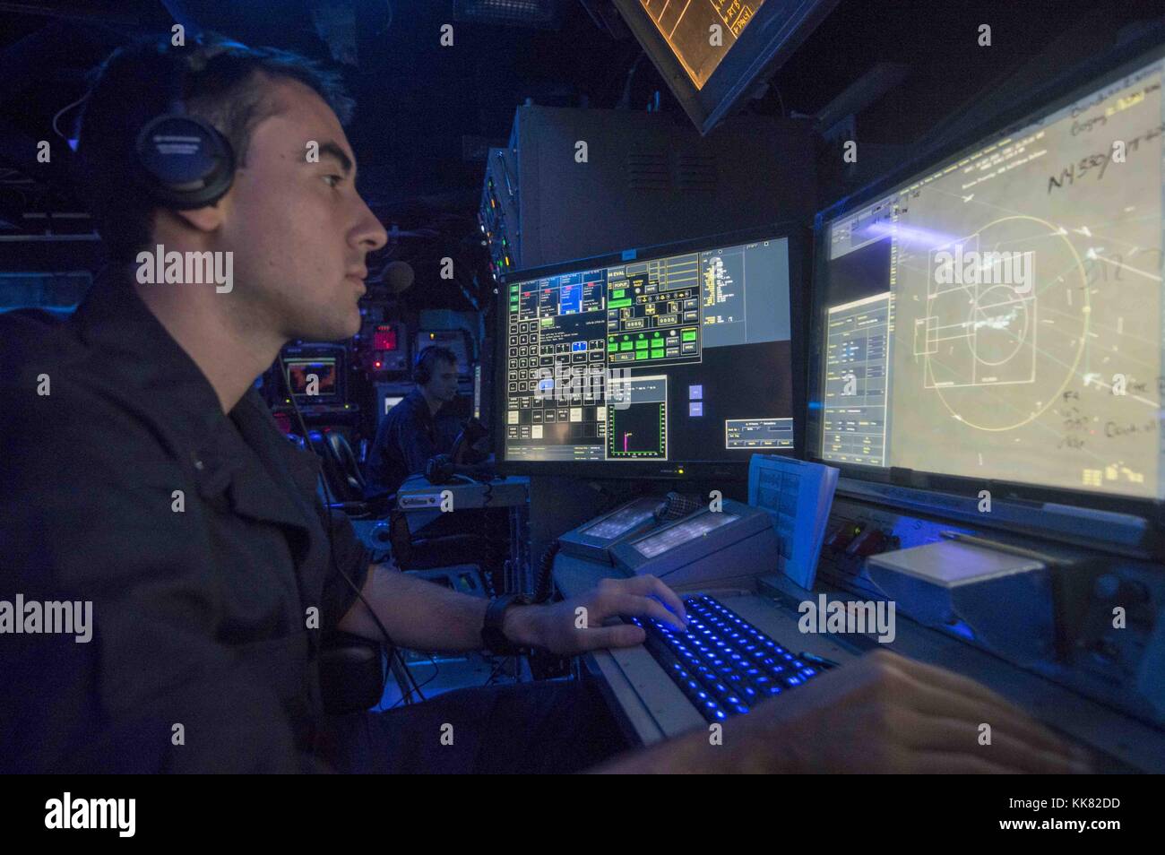 Lt. jg Michael Cornish, von Omaha, Neb, steht in der combat Information Center an Bord der geführte-missile Cruiser USS Normandy CG 60 während ein Luft-Verteidigung Übung als Teil der gemeinsamen Übung Malabar 2015, USA 7.Flotte Bereich der Operationen. Bild mit freundlicher Genehmigung von Massenkommunikation Specialist 3. Klasse Justin R. DiNiro/US Navy, 2015. Stockfoto