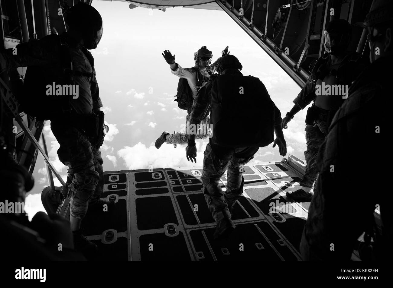 Die Beseitigung von Explosivstoffen EOD Techniker für die Beseitigung von Explosivstoffen Mobile Einheit EODMU 5 zugewiesenen Aufgaben einen freien Fall Sprung von einer C-130 Hercules bei einer militärischen freien Fall springen sustainment Ausbildung in Santa Rita, Guam. Mit freundlicher Petty Officer 1st Class Ace Rheaume/US Navy, 2015. Stockfoto