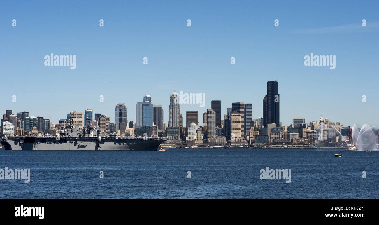 Die Wasp-Klasse amphibisches Schiff USS Wasp LHD4 in die Parade der Schiffe während Seattle Seafair 2015, Seattle beteiligt ist. Bild mit freundlicher Genehmigung von Massenkommunikation Specialist 2. Klasse Justin A. Johndro/US Navy, 2015. Stockfoto