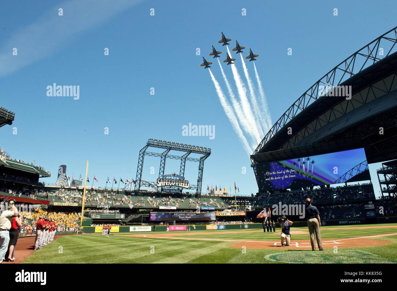 Die US Navy Flight Demonstration Squadron, die Blue Angels, fliegen über Safeco Field, bevor ein Seattle Mariners baseball spiel, Seattle. Bild mit freundlicher Genehmigung von Massenkommunikation Specialist 1. Klasse Michael Lindsey/US Navy, 2015. Stockfoto