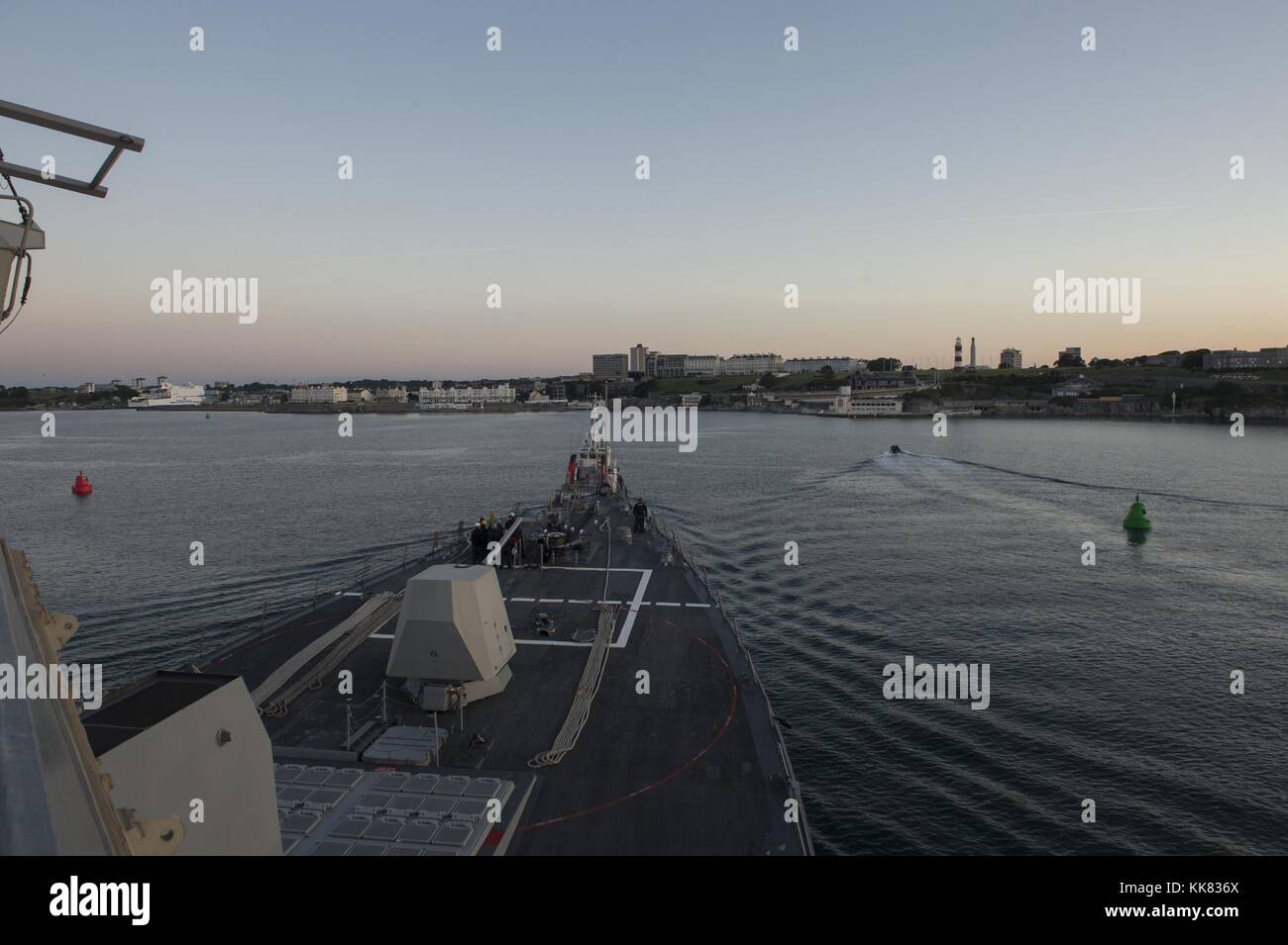 Die geführte Anti-raketen-Zerstörer USS Jason Dunham DDG 109 zieht in den Hafen von Plymouth, England. Bild mit freundlicher Genehmigung von Massenkommunikation Specialist 3. Klasse Weston Jones/US Navy, 2015. Stockfoto
