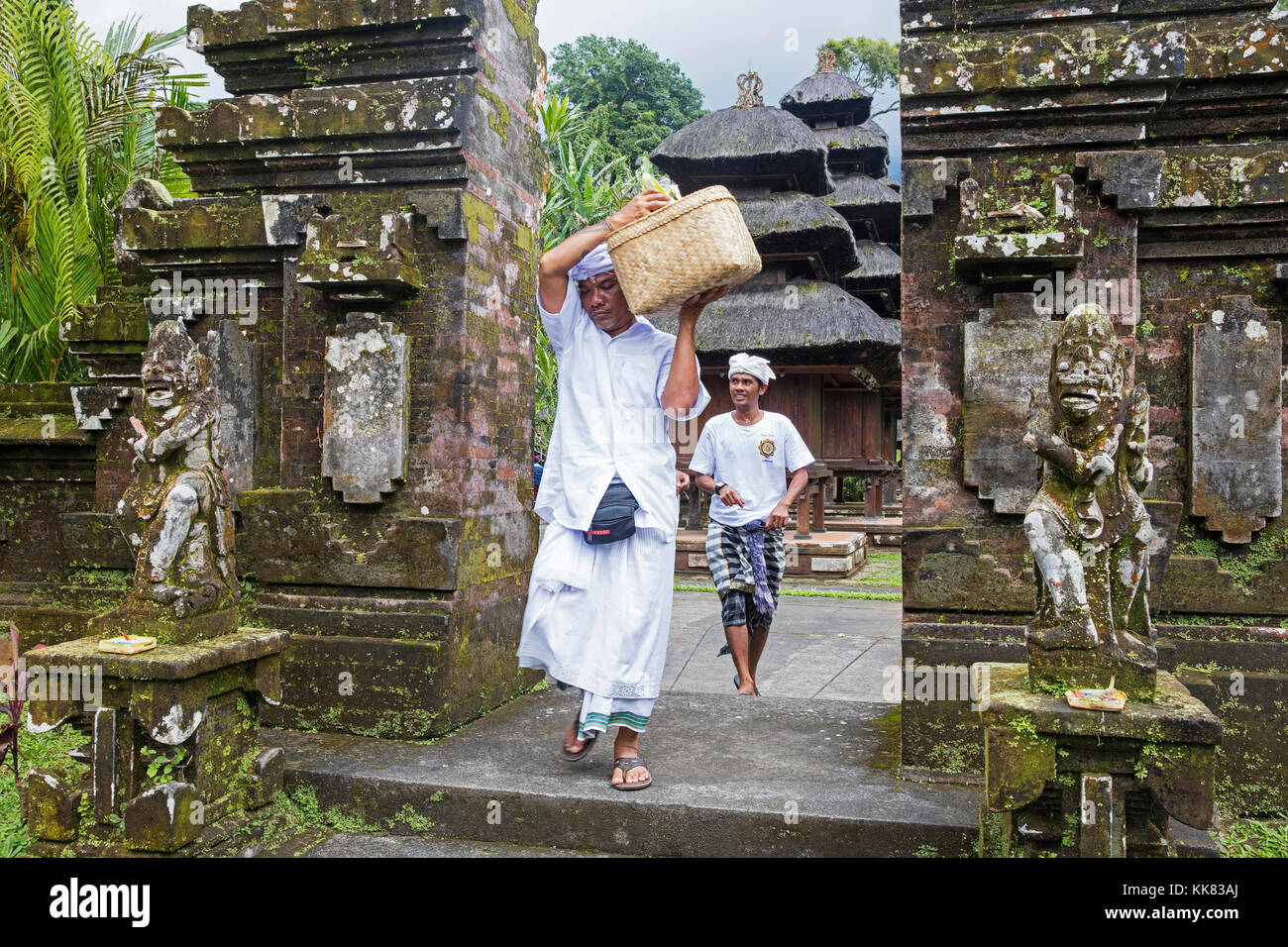 Pilger besuchen Pura Luhur batukaru, Hindu Tempel in Tabanan auf dem Südhang des Berges batukaru, Vulkan auf der Insel Bali, Indonesien Stockfoto