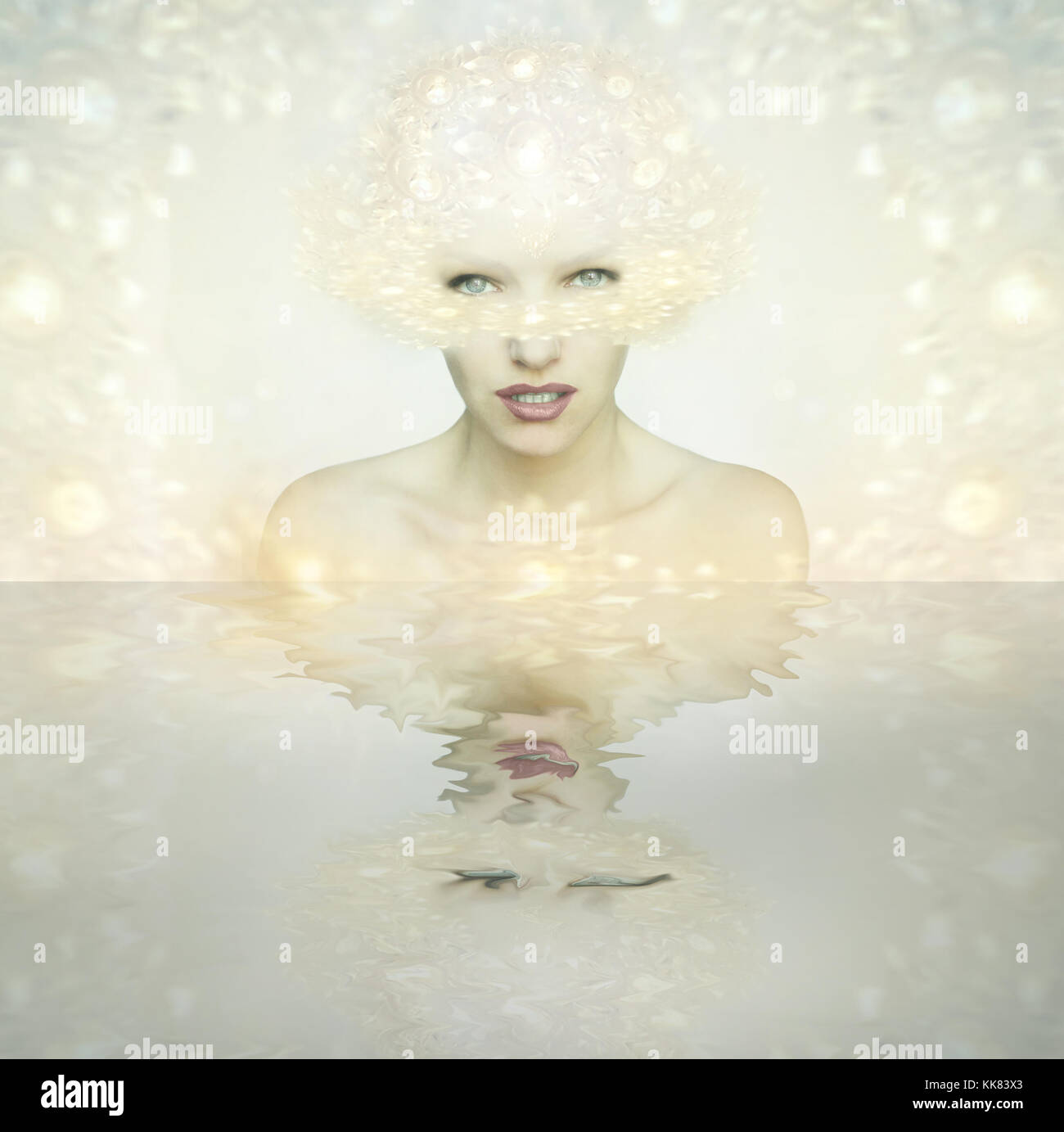Schöne junge Frau Porträt mit Helligkeit Kopfschmuck wie eine Göttin mit ihrer Reflexion auf dem Wasser Stockfoto