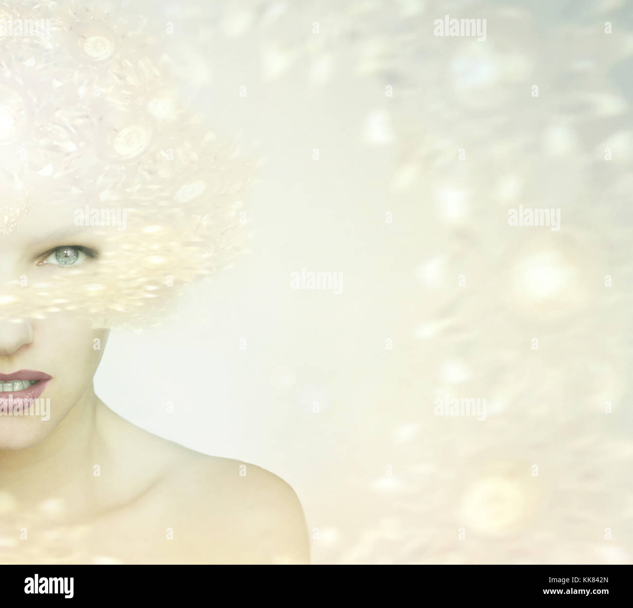 Schöne junge Frau Porträt in der Hälfte mit Helligkeit Kopfschmuck wie eine Göttin mit ihrer Reflexion auf dem Wasser Stockfoto
