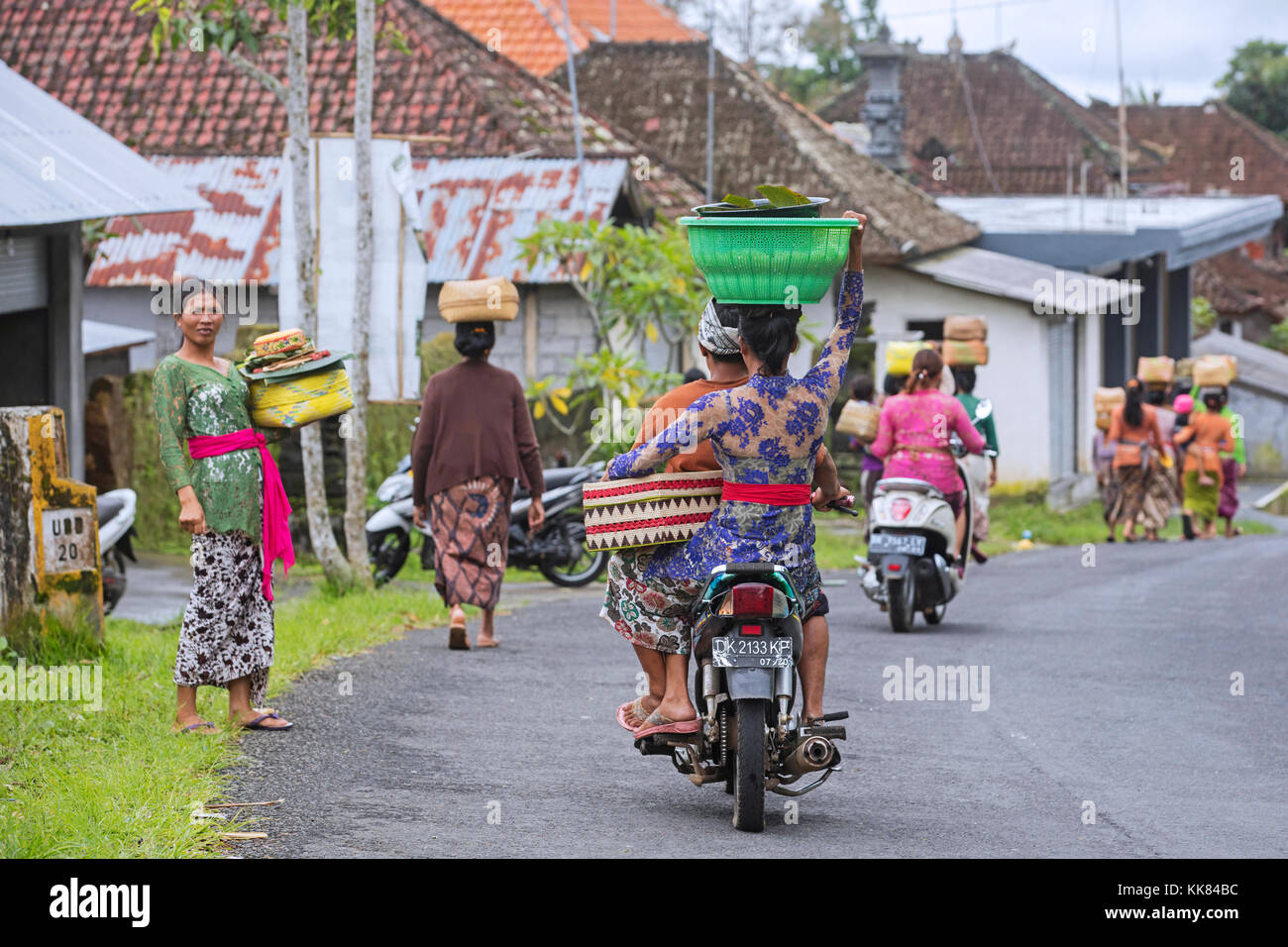 Balinesische Frauen den Transport von Gütern auf dem Kopf in der Nähe von Ubud, gianyar Regency auf der Insel Bali, Indonesien Stockfoto