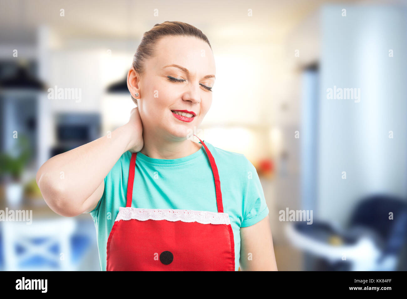 Müde und Haushälterin oder Dienstmädchen packte die schmerzhaften Scruff oder Nacken Leiden der Müdigkeit erschöpft Stockfoto