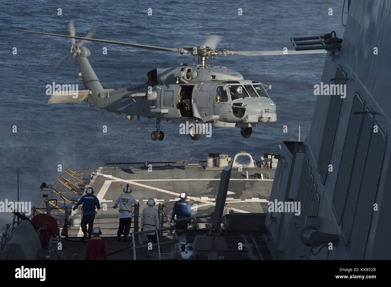 Ein SH-60 Sea Hawk Hubschrauber aus dem spanischen Militär führt Flight Training Mit der geführten Anti-raketen-Zerstörer USS Donald Cook DDG 75, Atlantik. Bild mit freundlicher Genehmigung von Massenkommunikation Specialist 3. Klasse Mat Murch/US Navy, 2015. Stockfoto