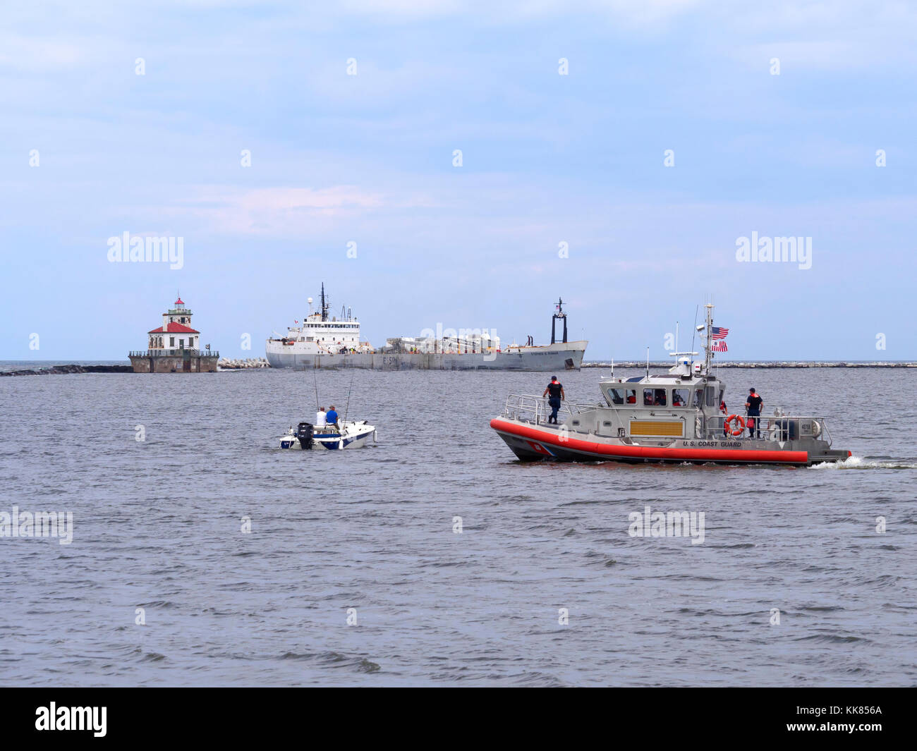 US Coast Guard stoppen Boote für die Inspektion in Oswego Harbour Stockfoto