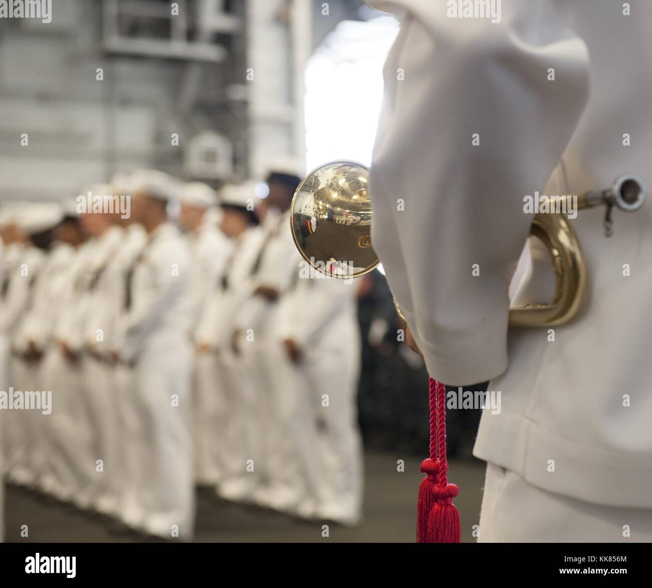 Ein Seemann, bereitet die Hähne zu Ehren des Logistikspezialisten 2. Klasse Randall S Smith während einer Trauerfeier an Bord der Amphibisches Schiff USS Wasp LHD 1, Norfolk, Virginia zu spielen. Bild mit freundlicher Genehmigung von Massenkommunikation Specialist 3. Klasse Rawad Madanat/US Navy, 2015. Stockfoto