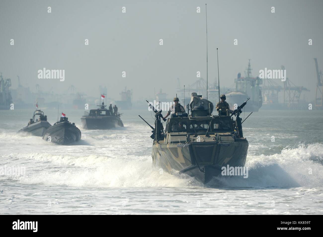 US Navy Sailors zu Küstengebieten Riverine Squadron CRS 3 und indonesische Kopaska Naval Special forces Mitglieder Praxis patrol Formationen bei der während der Zusammenarbeit flott Bereitschaft und Weiterbildung CARAT, Surabaya, Indonesien zugeordnet. Bild mit freundlicher Genehmigung von Massenkommunikation Specialist 1. Klasse Joshua Scott/US Navy, Indonesien, 2015. Stockfoto