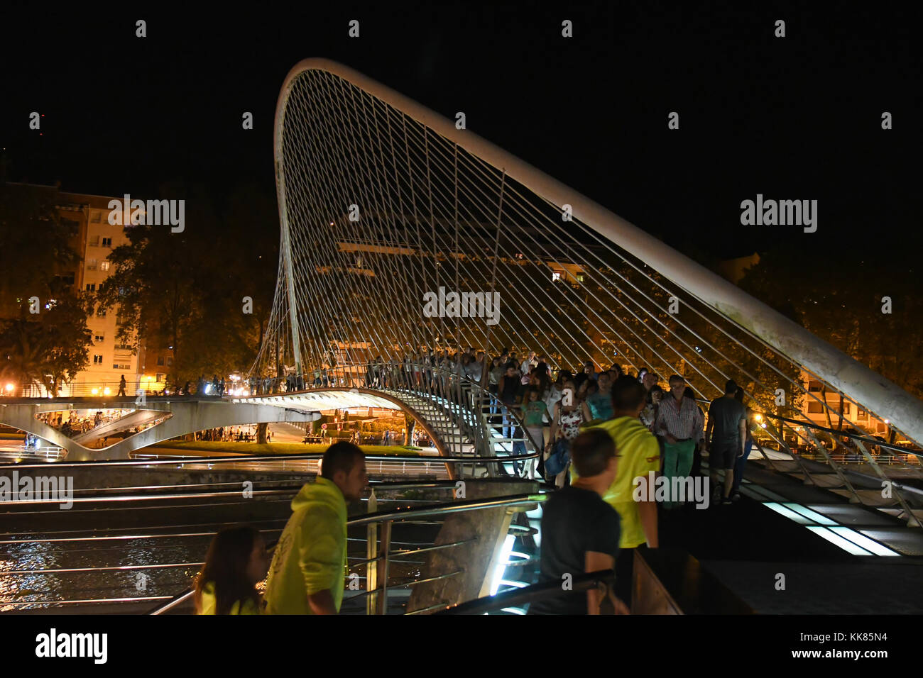 Calatrava Brücke in Bilbao bei Nacht Stockfoto