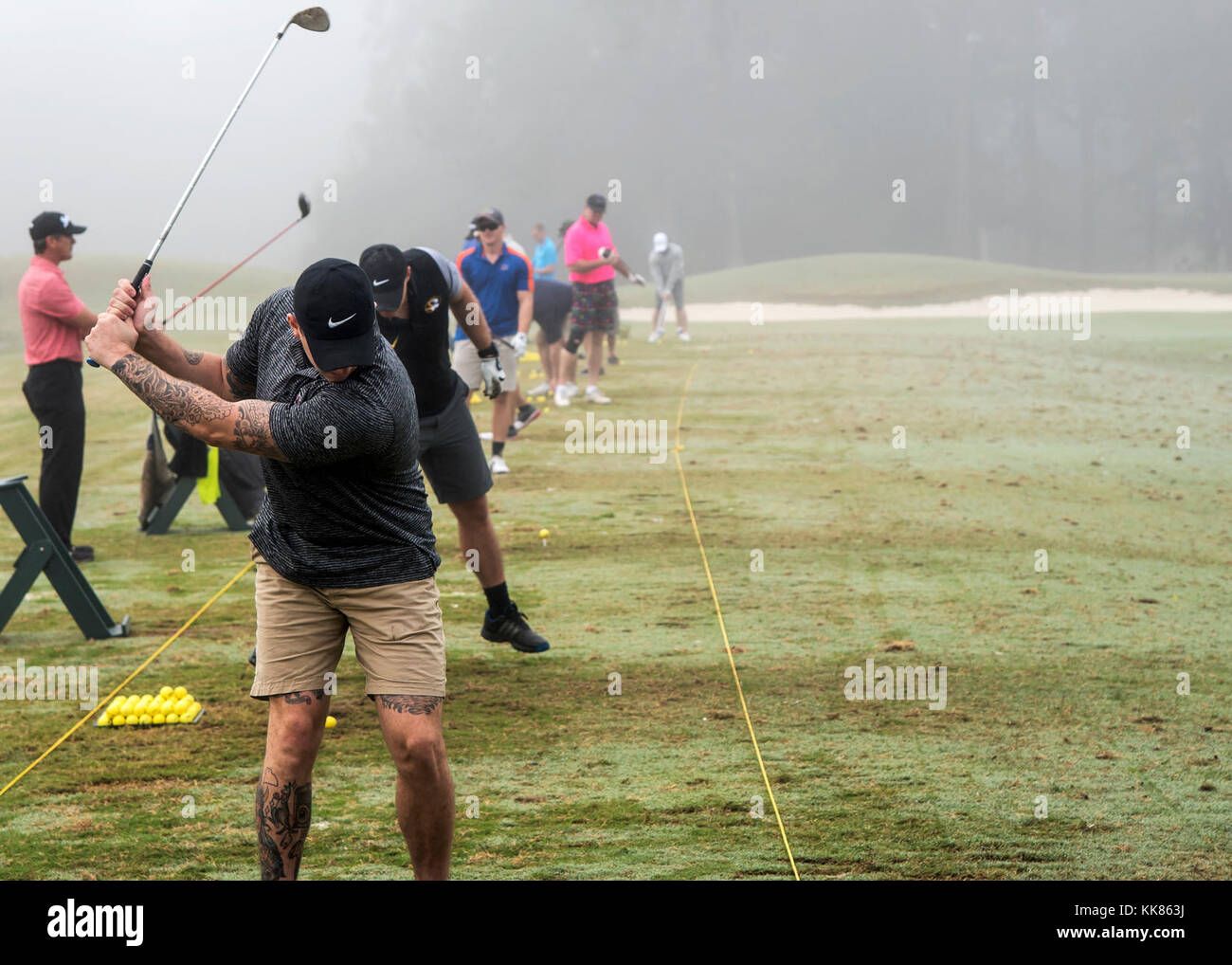 Die Mitglieder des Vereins üben ihre Safeside Golfschwingen während einer Safeside reunion Golfturnier, November 6, 2017 in Valdosta, GA alle zwei Jahre die Safeside Verband hält ein Wiedersehen mit ihrer Vergangenheit und Gegenwart Genossen von der 820th Base Defense Gruppe zu interagieren. (U.S. Air Force Foto von Airman Eugene Oliver) Stockfoto