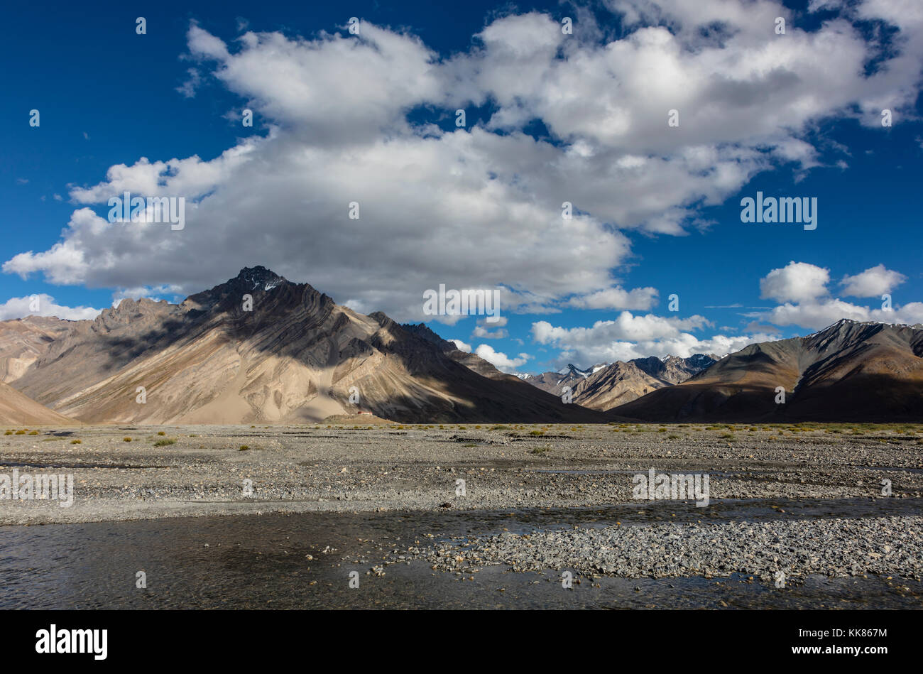 Himalayan Peaks der Nonne und Kun Gebirge in der SURU River Valley - Zanskar, Ladakh, Indien Stockfoto