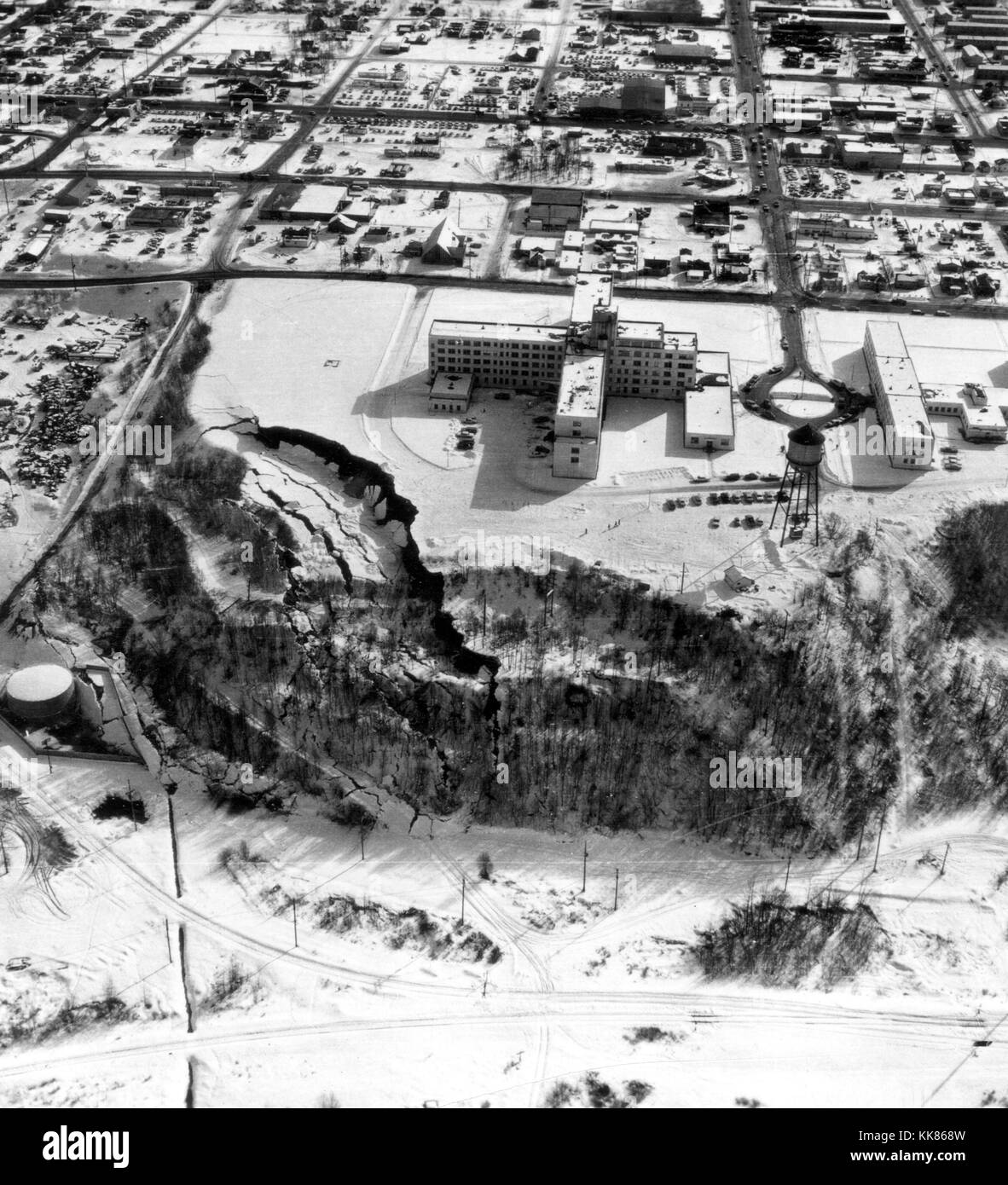 Alaska 27 Marz 1964 Erdspaltung Erdbebenschaden In Anchorage Four Seasons Wohnhaus Wurde Im Bau Stockfotografie Alamy