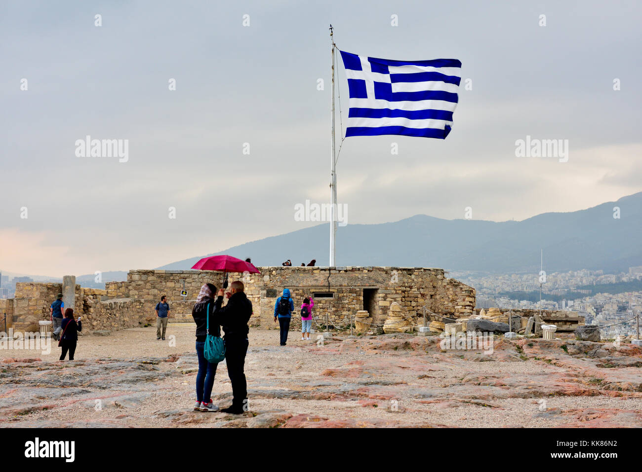 Griechische Flagge im Wind, Akropolis, Athen, Griechenland Stockfoto