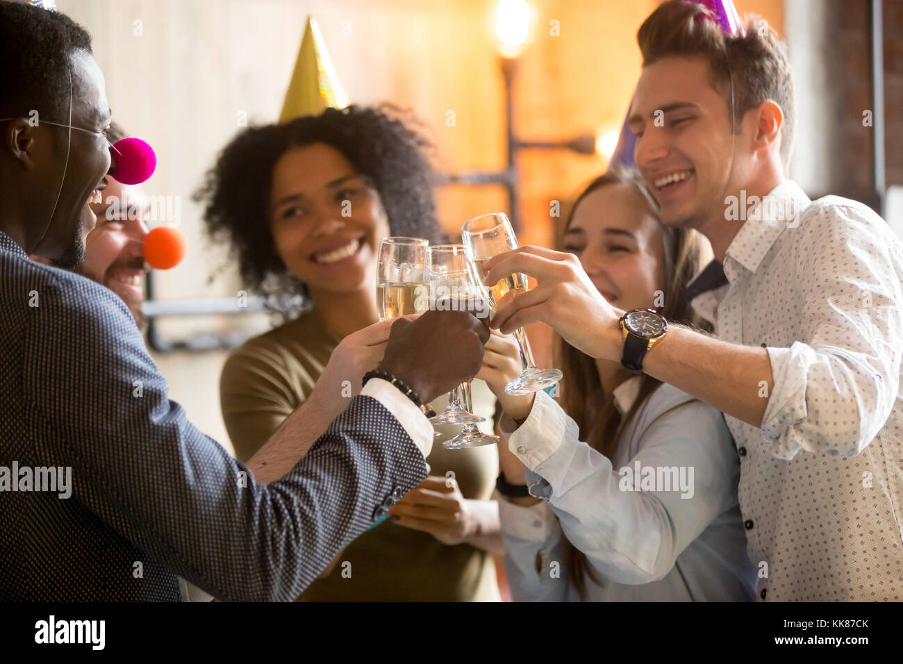 Gerne schwarz und weißen Freunde anstoßen feiern Party Stockfoto