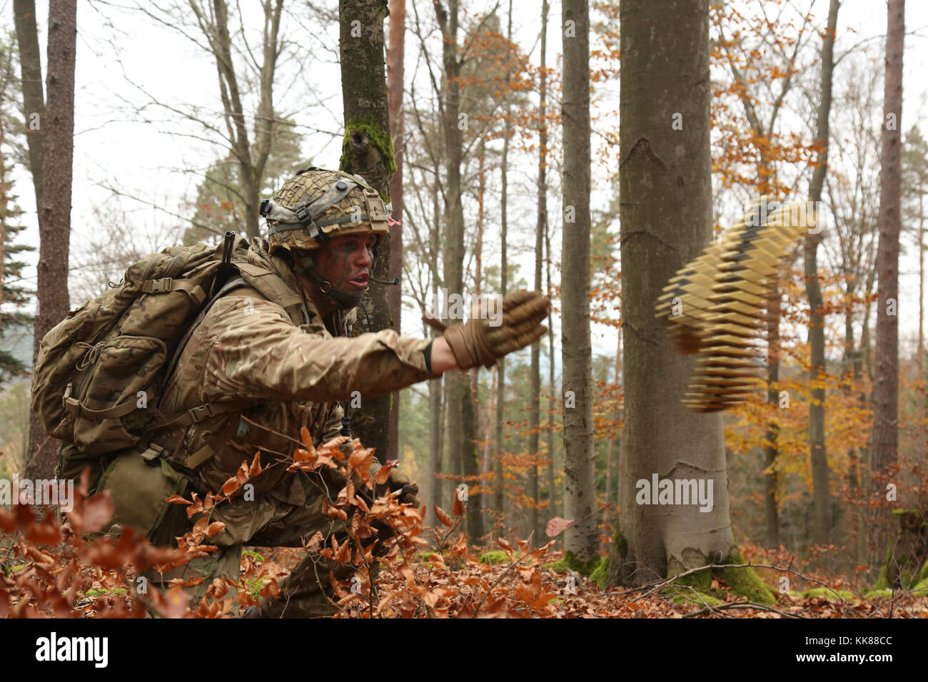 Britische Armee Lance Cpl. Thomas Bewlay der 1 Bataillon, Royal Regiment von Füsilieren wirft Munition zu Kameraden während der Durchführung einer Aufklärungsmission während der Übung Allied Geist VII bei der US Army Joint Multinational Readiness Center in Hohenfels, Deutschland, Nov. 8, 2017. Etwa 4.050 Mitglieder aus 13 Nationen nehmen an der übung Allied Geist VII 7th Army Training Befehl des Truppenübungsplatzes Hohenfels, Deutschland, Okt. 30 bis Nov. 22, 2017. Allied Geist ist ein US-Army Europe, 7 ATC-durchgeführte multinationale Übung Serie zu entwickeln und Stockfoto