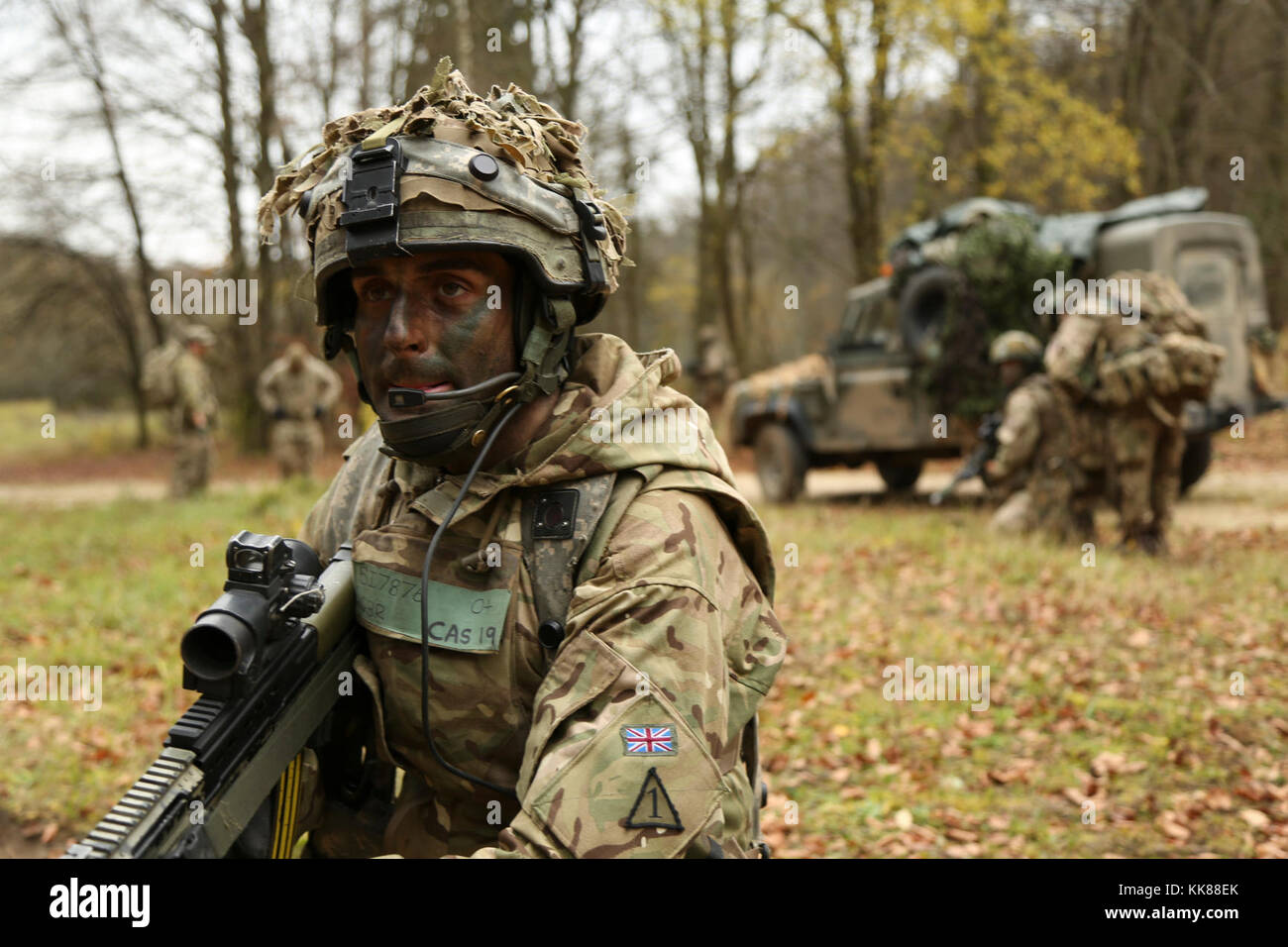 Ein britischer Soldat der 1 Bataillon, Royal Regiment der Füsiliere bietet Sicherheit für eine medizinische Evakuierung Fahrzeug während der Durchführung einer Aufklärungsmission während der Übung Allied Geist VII bei der US Army Joint Multinational Readiness Center in Hohenfels, Deutschland, Nov. 8, 2017. Etwa 4.050 Mitglieder aus 13 Nationen nehmen an der übung Allied Geist VII 7th Army Training Befehl des Truppenübungsplatzes Hohenfels, Deutschland, Okt. 30 bis Nov. 22, 2017. Allied Geist ist ein US-Army Europe, 7 ATC-durchgeführte multinationale Übung Serie zu entwickeln und en Stockfoto