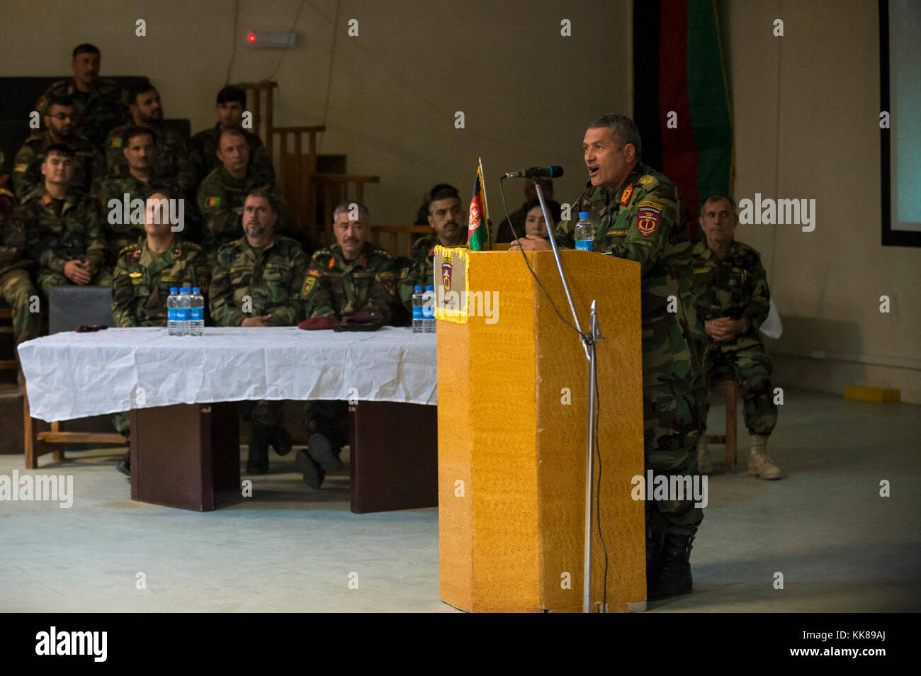 Nationale afghanische Armee Kommando Spezialkräfte Führer versammelt in Camp Julien die 114 afghanischen Special Operations Soldaten, die aus dem 19 Special Forces Qualifikation Kurs, Nov. 8, 2017 graduierte zu gratulieren. Die Special Forces bieten spezielle Aufklärung und direkte Aktion die Afghan National Army Special Operations Command. (U.S. Air Force Foto von älteren Flieger Sean Carnes) Stockfoto