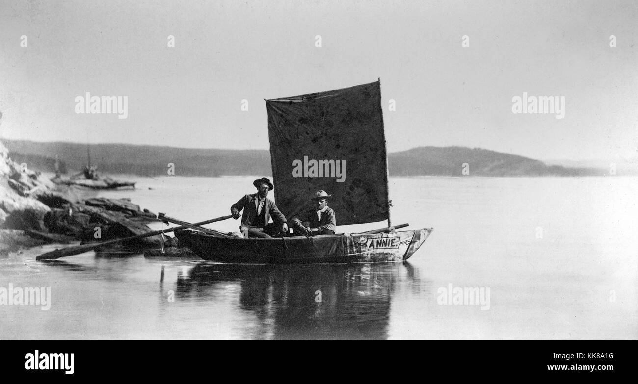 Die Annie, angeblich das erste Boot überhaupt auf Yellowstone Lake, Yellowstone National Park. Bild mit freundlicher Genehmigung von William Henry Jackson/USGS, Wyoming, 1871. Stockfoto