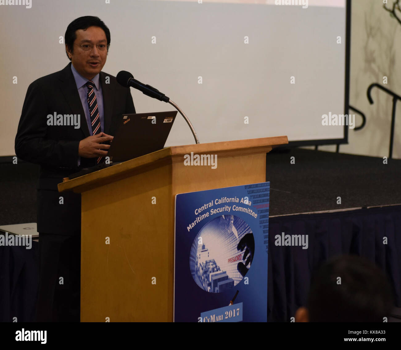 Zinn Zaw, Security Solutions Director für Verizon Digital Media Services, beantwortet Fragen im Zusammenhang mit Cyber-Sicherheit während der 2017 Cyber Security Seminar in Wilmington, Kalifornien, November 8, 2017. Das Seminar wurde zu gebildeten Sektor Los Angeles-Long Beach port Partner auf verschiedenen maritimen Cyber-security Themen auf, die eine größere cyber Hygiene im gesamten Hafen fördern. U.S. Coast Guard Foto von Petty Officer 1st Class markieren Barney. Stockfoto