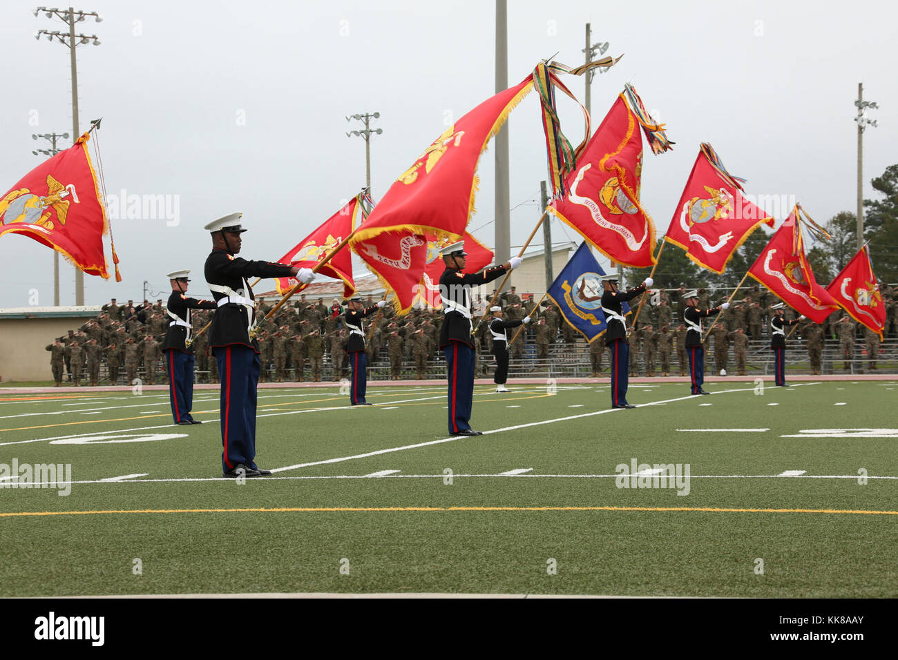 Us-Marines mit Farbe wachen aus verschiedenen Einheiten vorhanden Waffen für die Nationalhymne während des Gemeinsamen Tages Zeremonie an Harry B. Liversedge Feld auf die Marine Corps Base Camp Lejeune, N.C. November 8, 2017. Die jährliche Zeremonie zu Ehren der 242Nd Marine Corps Geburtstag statt. Es umfasste eine historische uniform Pageant, Umwidmung des nationalen und des US Marine Corps Farben und den traditionellen Kuchen schneiden. (U.S. Marine Corps foto Staff Sgt. Mark E. Morrow Jr) Stockfoto