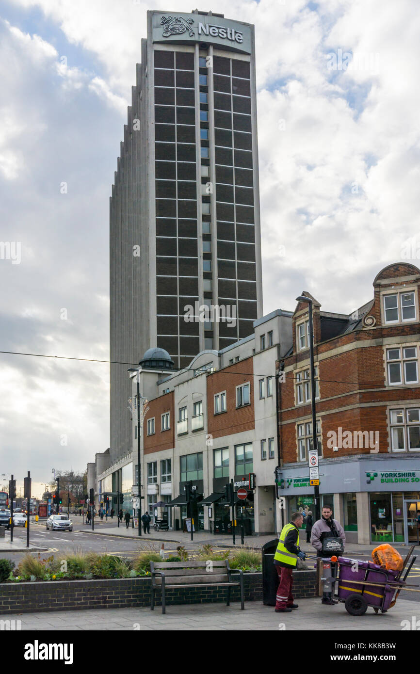 Der Nestlé Tower oder das St. George's House in Croydon. Früher Sitz von Nestlé UK. Der Turm wurde 1964 fertiggestellt. Stockfoto