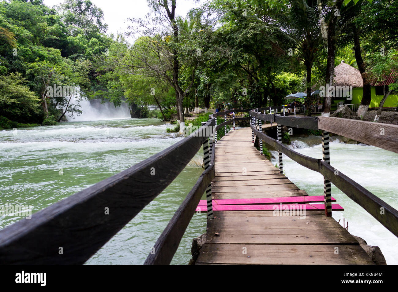 Hölzerne Brücke in der Nähe bis zum Wasserfall zu sehen. Tamasopo, San Luis Potosí. Mexiko Stockfoto