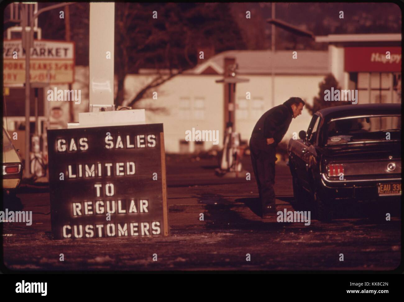 Während der Ölkrise vor Benzinverkäufe durch den Staat einen Händler in Tigard, gepumpt Gas nur zu seinen Stammkunden geregelt waren. Die Treiber in diesem Bild wurde abgelehnt. Mit freundlicher Genehmigung der nationalen Archive, 1973. Stockfoto