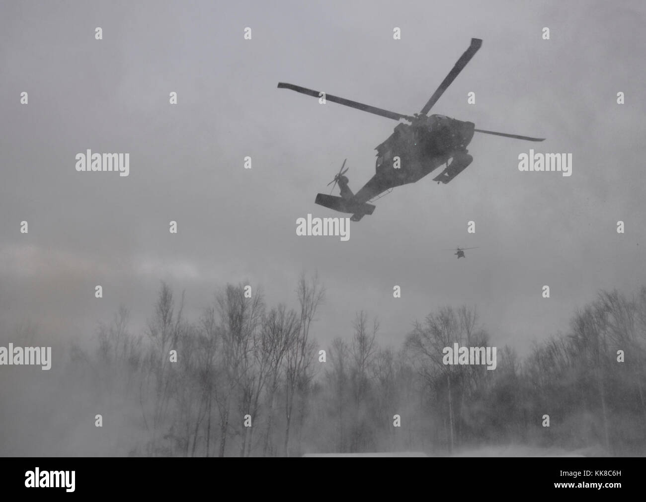 Alaska Army National Guard UH-60 Black Hawk Helikopter auf Szene während einer Messe- und Unfallversicherung Search-and-Rescue Ausbildung bei Joint Base Elmendorf-Richardson, Alaska, Nov. 21, 2017. Während der Übung, die Rettung Betreiber befindet, bewertet, behandelt und zahlreiche Opfer evakuiert beim Einkuppeln und die Beseitigung mehrerer Angriffe von oppositionellen Kräften. Neben der Ausbildung für die Bekämpfung von Such- und Rettungsaktionen, die 212Th Rescue Squadron auch Emergency Rescue Services bietet für Alaska Bewohner und Besucher. (U.S. Air Force Foto von älteren Flieger Curt Strand) Stockfoto