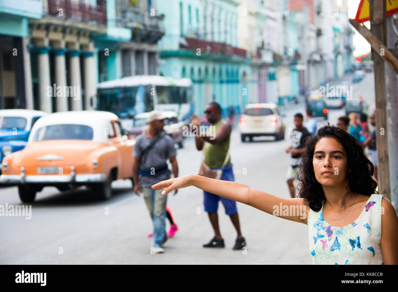 Kubanische Frau hageln ein Taxi in Havanna, Kuba Stockfoto