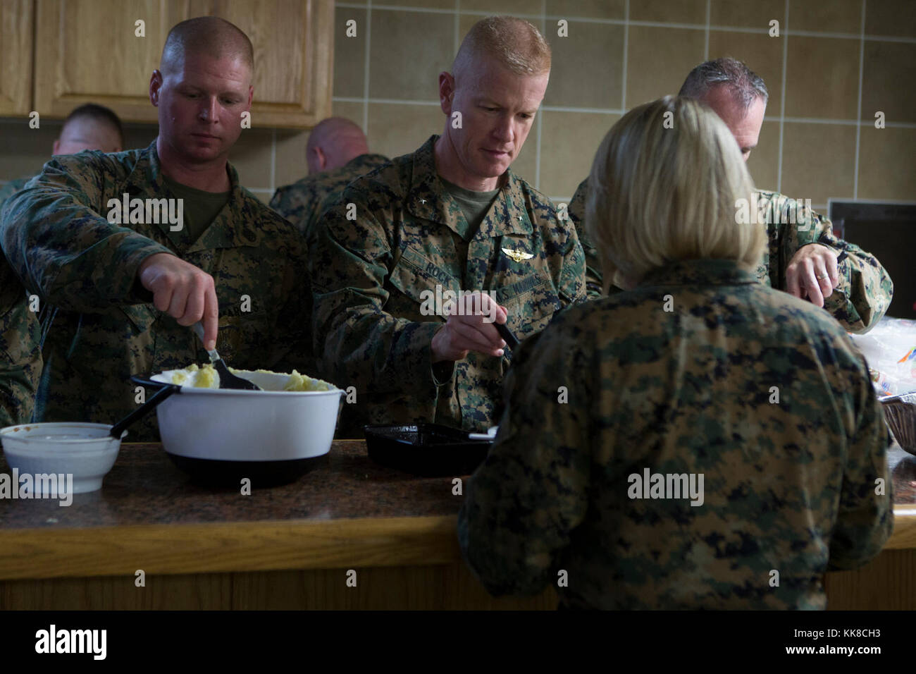 CAMP FOSTER, Okinawa, Japan - Brig. Gen. Paul Rock Jr. dient Marines während des Thanksgiving in der Kaserne Nov. 22 an Bord Camp Foster, Okinawa, Japan. Das Abendessen war von der Führung der Zentrale und Support Battalion, Marine Corps Installationen Pacific-Marine Corps Base Camp Butler, Japan. Die Abendessen waren in der Kaserne an Bord Lagern fördern, Schwab, Hansen, Courtney, und Kinser und Marine Corps Air Station Futenma. Rock ist der kommandierende General der MCIPAC-MCB Camp Butler, Japan. Stockfoto