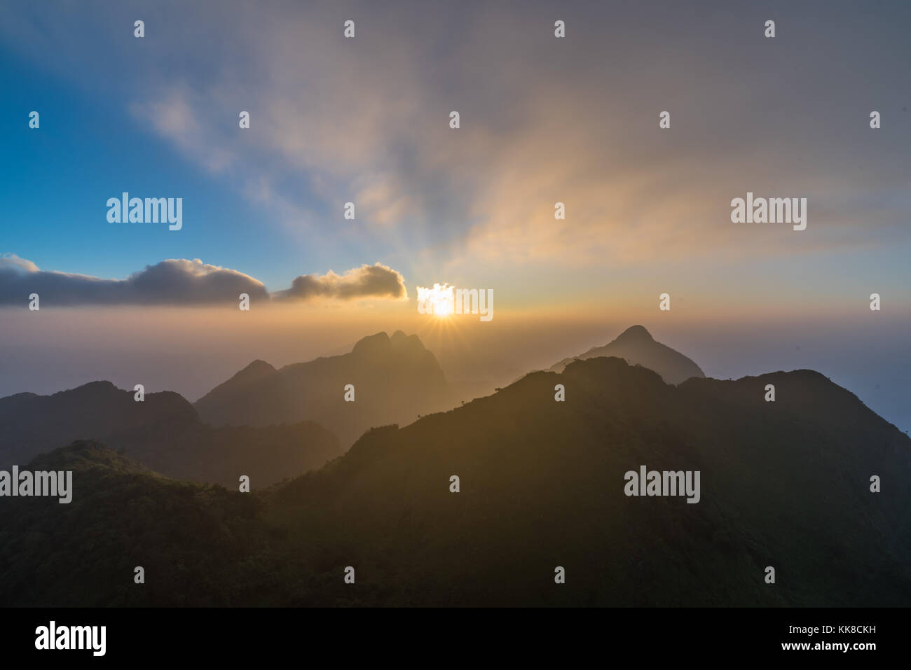 Sonnenuntergang über dem Chiang Dao Berg, berühmten Berge in Chiang Mai, Thailand. Stockfoto