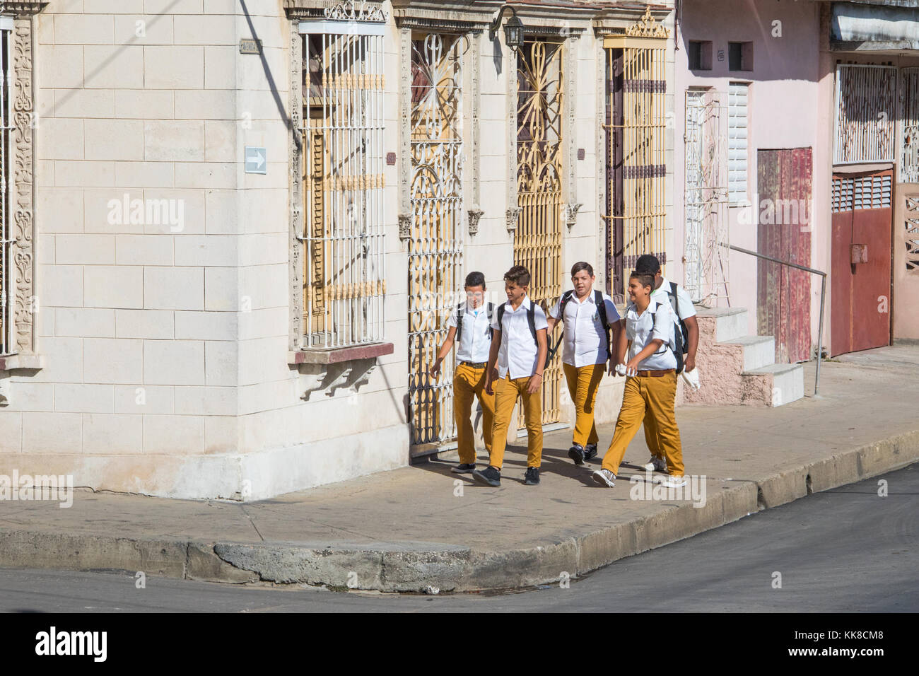 Teenage Studenten wandern in Cienfuegos, Kuba Stockfoto