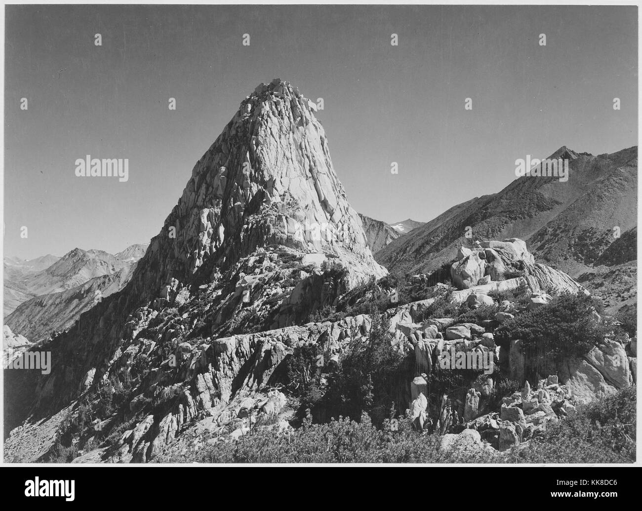 Schwarz-weiß Foto von Felsvorsprung, mit Untertiteln "Fin Dome, Kings River Canyon (Vorgeschlagen als Nationalpark)", von Ansel Adams, von Fotografien von Nationalparks und Monumente, Kalifornien, USA, 1936. Stockfoto