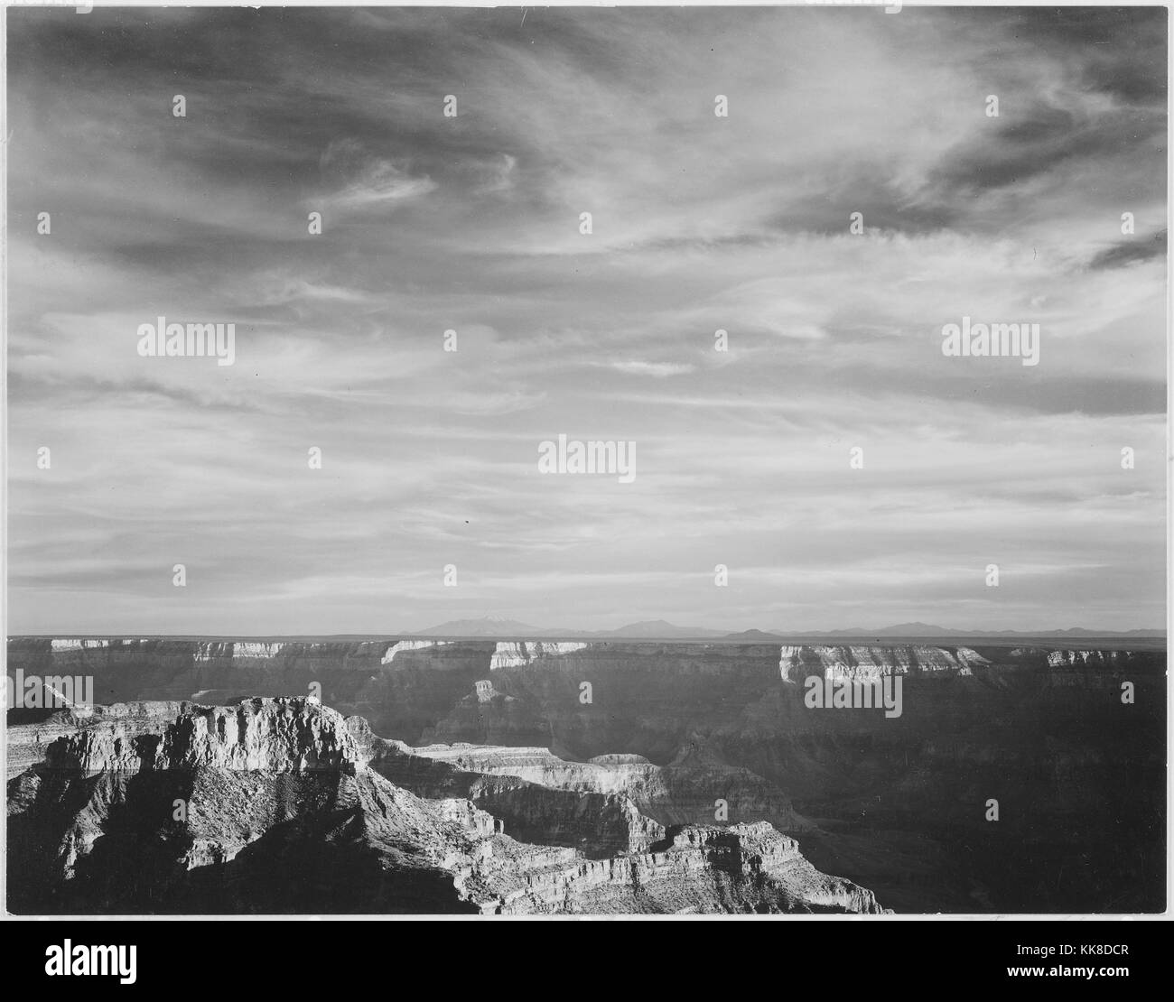 Schwarz-weiß Foto, Blick auf die Schlucht im Vordergrund, Horizon, Berge und bewölkte Himmel, mit Untertiteln "North Rim, 1941, Grand Canyon National Park', von Ansel Adams, von Fotografien von Nationalparks und Monumente, Alabama, United States, 1941. Stockfoto