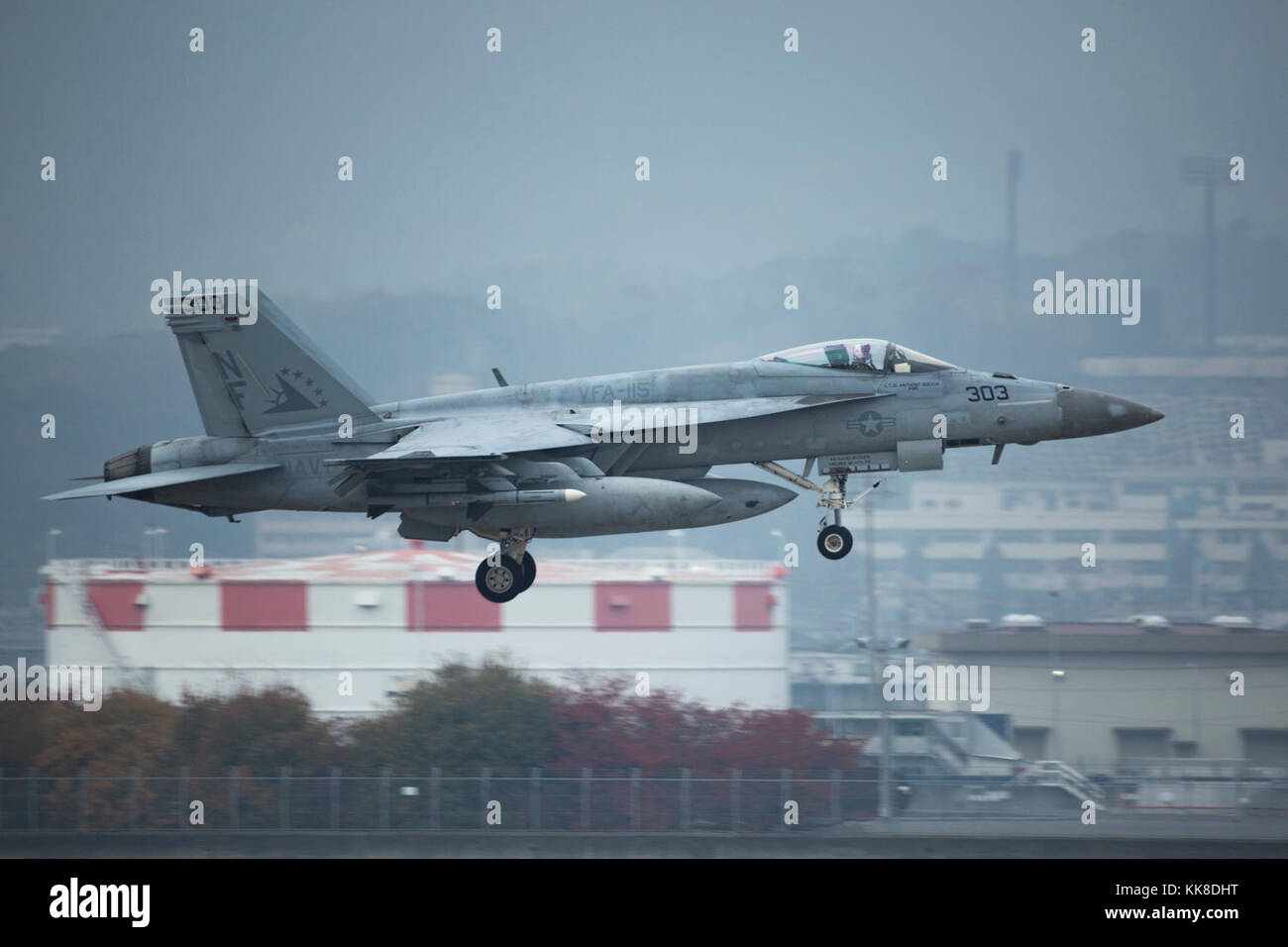 Eine F/A-18E Super Hornet mit Strike Fighter Squadron (VFA) 115 bereitet bei der Marine Corps Air Station (WAB) Iwakuni, Japan, November 28, 2017 zu landen. VFA-115 kam bei WAB Iwakuni als Teil der Carrier Air Wing (Cvw) 5 Umzug von Naval Air Facility (NAF) Atsugi, Japan. Die Verlagerung von CVW-5 von NAF Atsugi zu WAB Iwakuni erfüllt die Final Defense Policy Review Initiative Ziel. Der Umzug ist in Übereinstimmung mit der strategischen Vision der Vereinigten Staaten für das Gleichgewicht in der Indo-Asia Pazifischen Raum und den USA-Japan Security Alliance weiter zu stärken. (U.S. Marine Cor Stockfoto