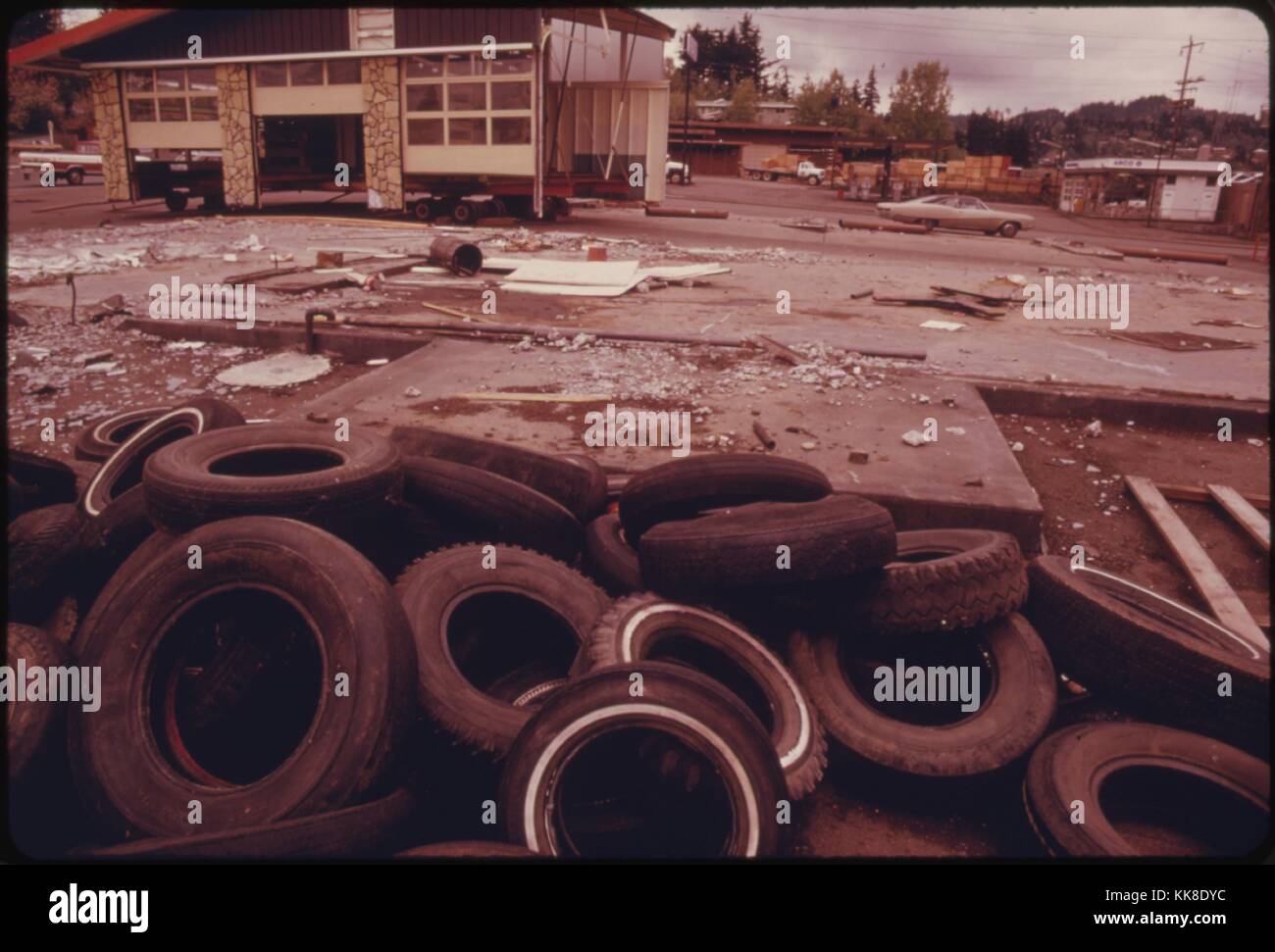 Tankstelle, dass kein Kraftstoff Zuordnung hatte und wurde geschlossen, während der Krise von 1973-1974, einen Stapel von Reifen im Vordergrund, das leere Gebäude im Hintergrund, 1973. Mit freundlicher Genehmigung der nationalen Archive. Stockfoto