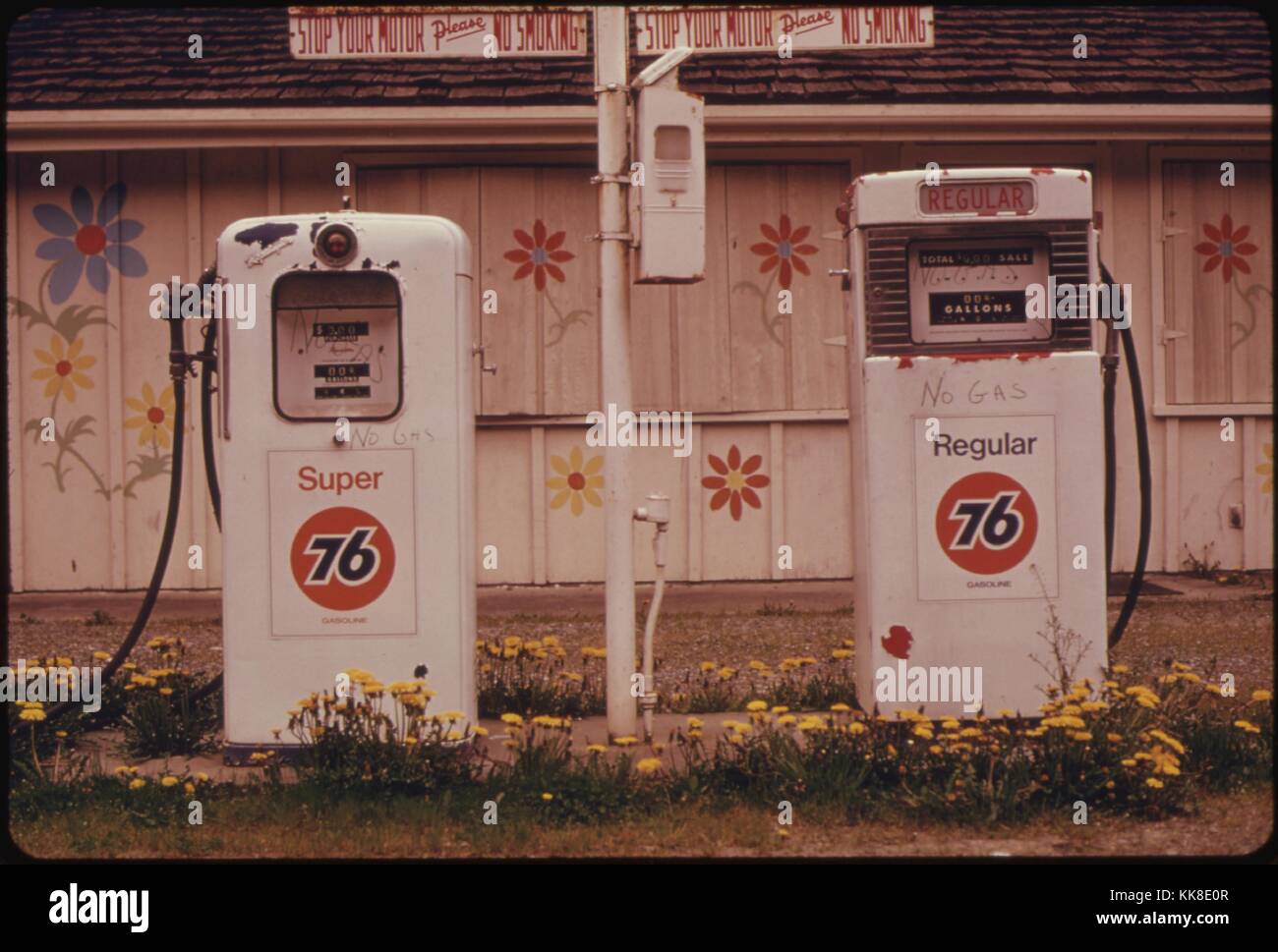 Farbfoto eines geschlossenen Tankstelle, zwei Pumpen im Vordergrund gesehen werden können, unabhängige Händler und die großen Unternehmen Händler begannen einige Stationen dauerhaft während der Benzin Mangel zu schließen im Winter 1973-74, April, 1974. Mit freundlicher Genehmigung der nationalen Archive. Stockfoto