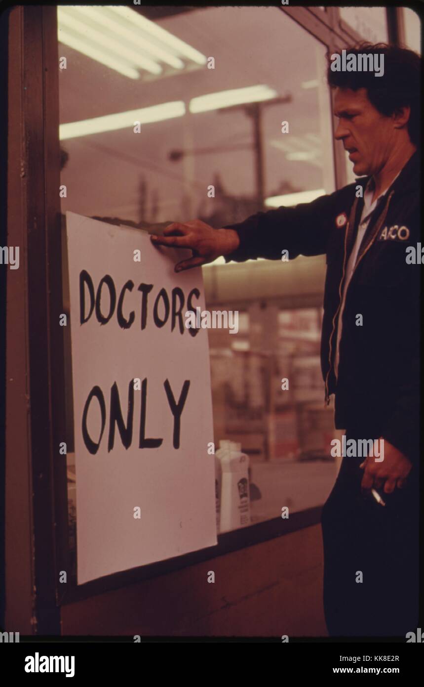 Einige Tankstellen, Wie Dieses, genau definiert, wer Sie die Pumpe Kraftstoff Für - wie Ärzte, der Internal Revenue Service regiert Das war legal, mit freundlicher Genehmigung der nationalen Archive, 1973. Stockfoto