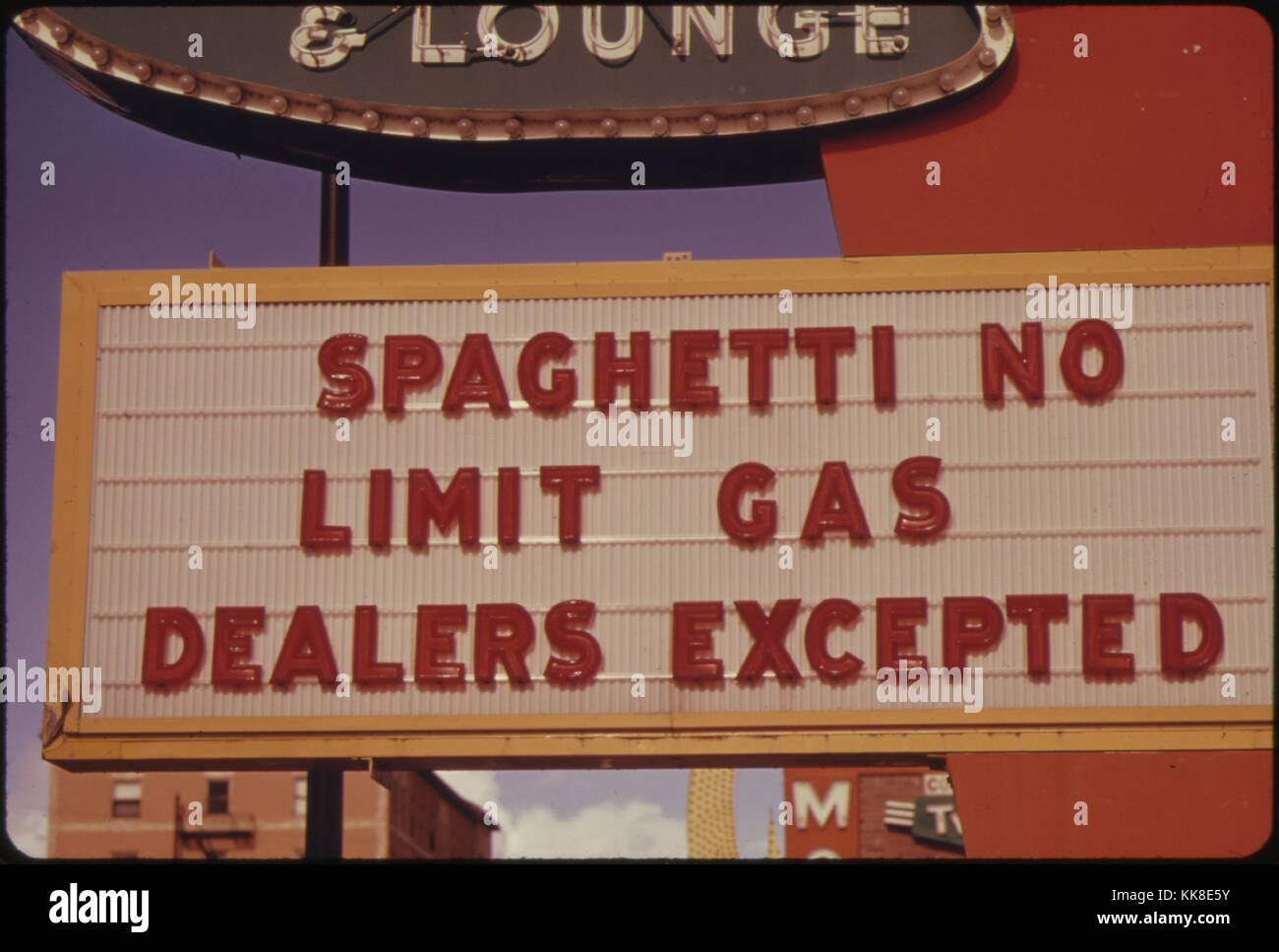 Oregon Benzin Händler waren 'Gezickelt' über Ihre kein Gas und andere Schilder an den Tankstellen während der Nation Kraftstoff Krise von 1973-74. Ein Schild an Dieser motel-restaurant in Klamath Falls 'Beschränkt' Spaghetti Einlaß nur unter Gas Händler. Mit freundlicher Genehmigung der nationalen Archive, 1973. Stockfoto