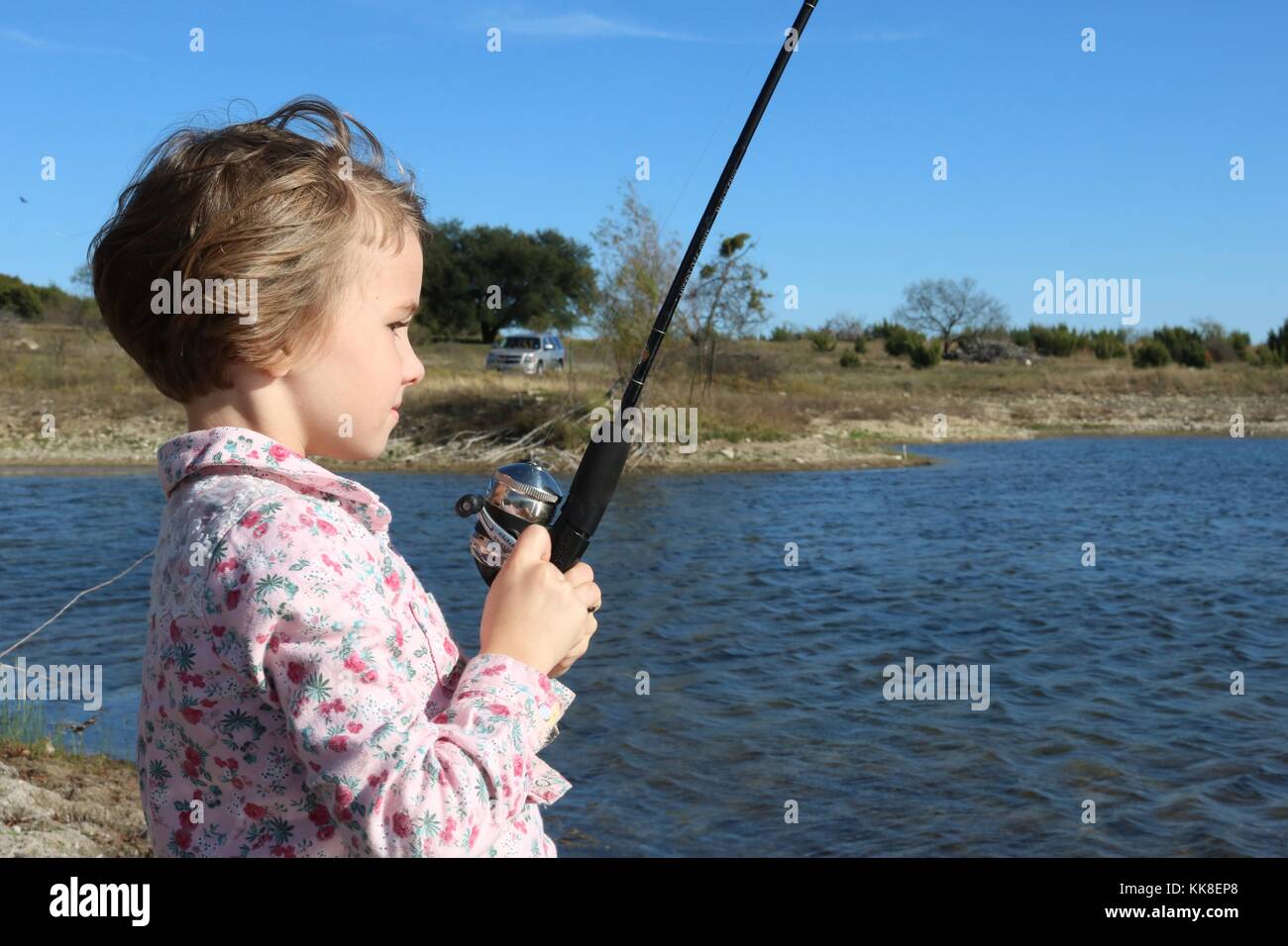 Kleines Mädchen in einem Fisch reeling Stockfoto